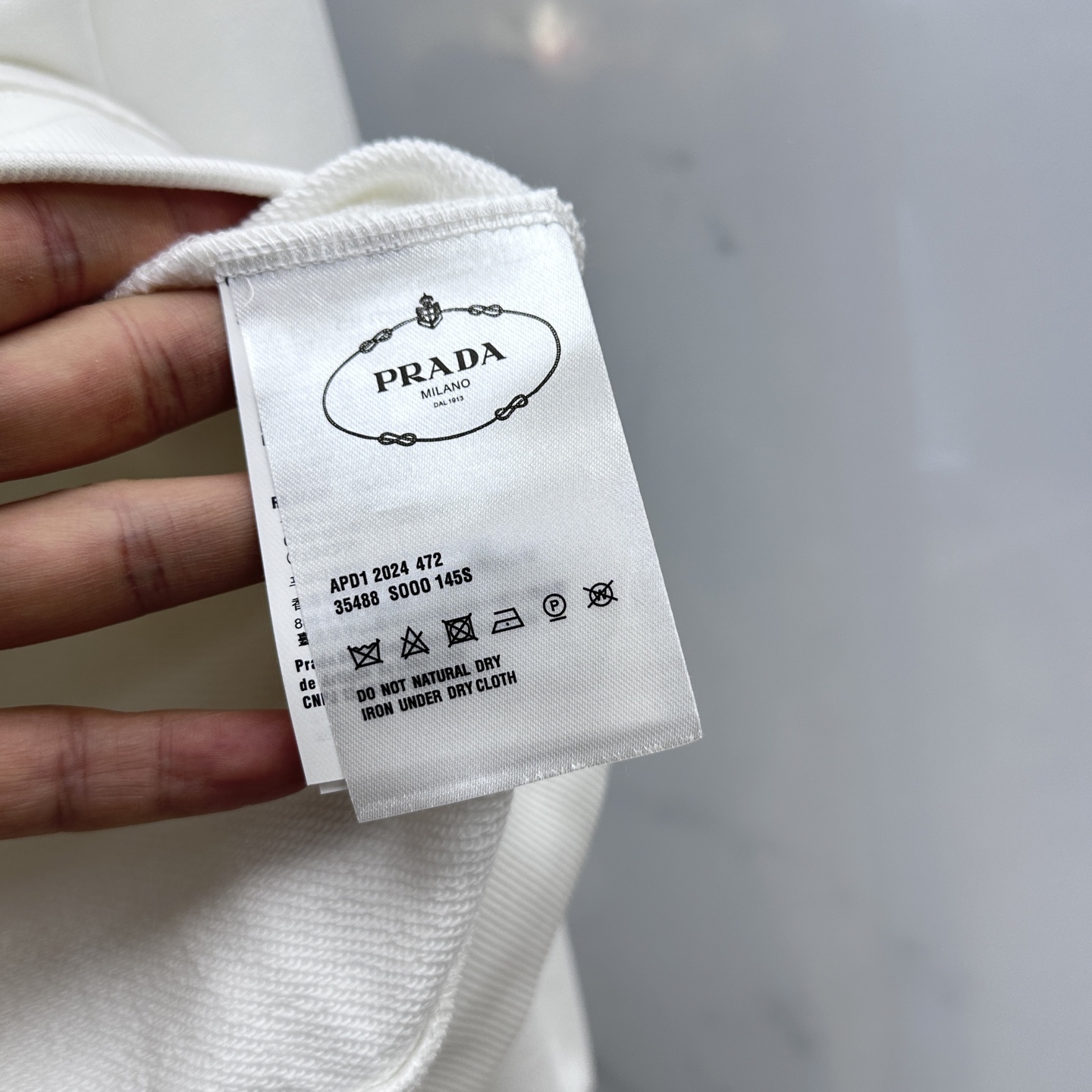 🆕Prada*普拉达 2025fw秋冬新品logo标识圆领卫衣，采用420g全棉双股大毛圈面料同缸定染。