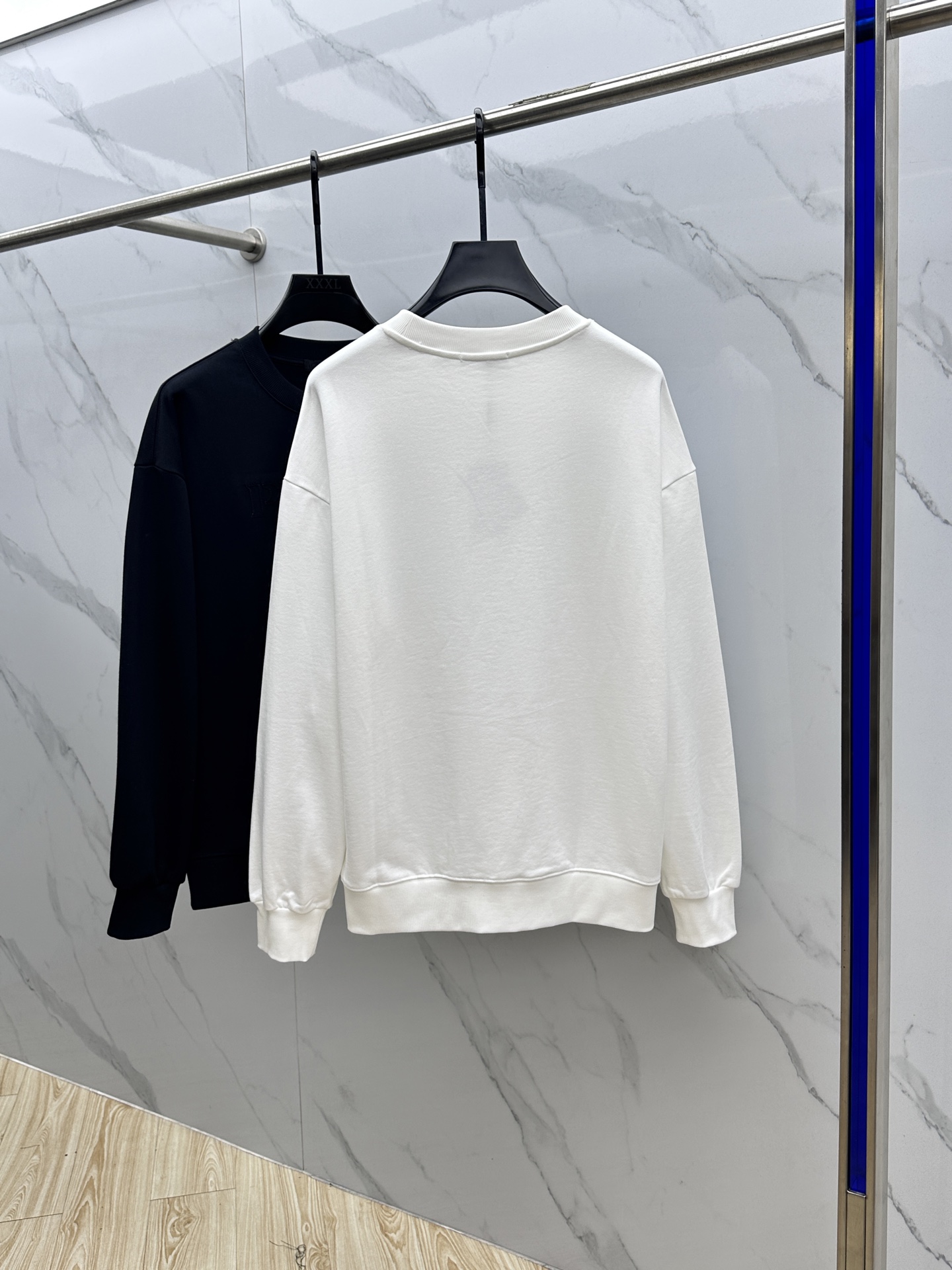 🆕Prada*普拉达 2025fw秋冬新品logo标识圆领卫衣，采用420g全棉双股大毛圈面料同缸定染。