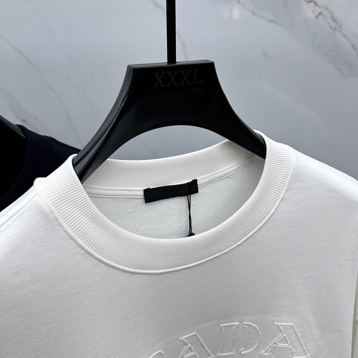 🆕Prada*普拉达 2025fw秋冬新品logo标识圆领卫衣，采用420g全棉双股大毛圈面料同缸定染。