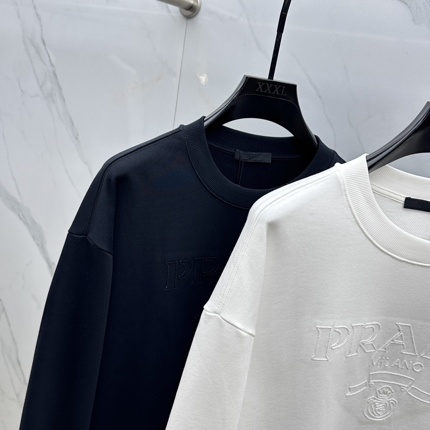🆕Prada*普拉达 2025fw秋冬新品logo标识圆领卫衣，采用420g全棉双股大毛圈面料同缸定染。