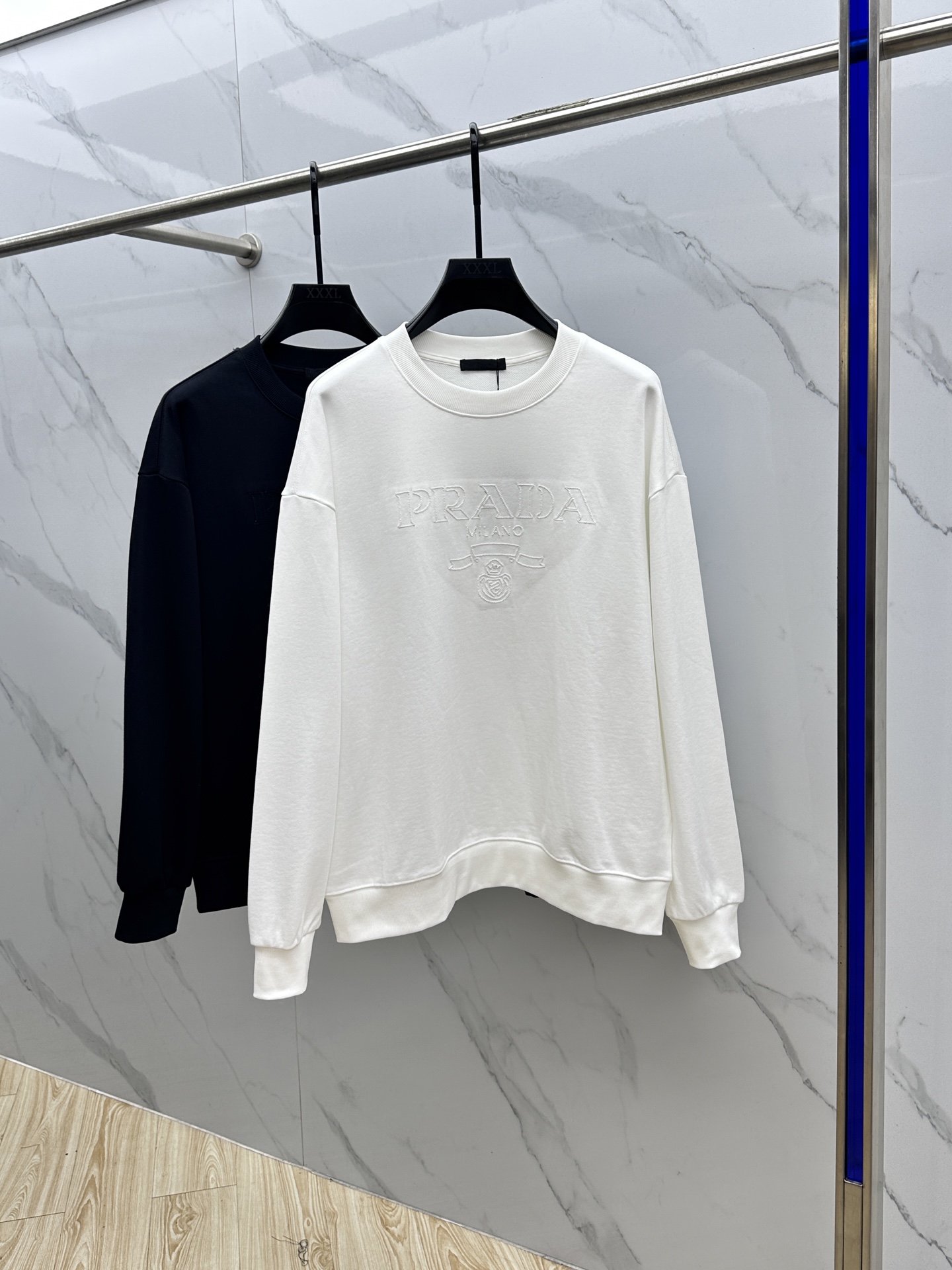 🆕Prada*普拉达 2025fw秋冬新品logo标识圆领卫衣，采用420g全棉双股大毛圈面料同缸定染。