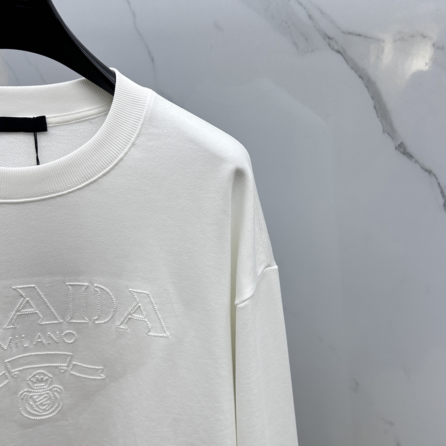 🆕Prada*普拉达 2025fw秋冬新品logo标识圆领卫衣，采用420g全棉双股大毛圈面料同缸定染。