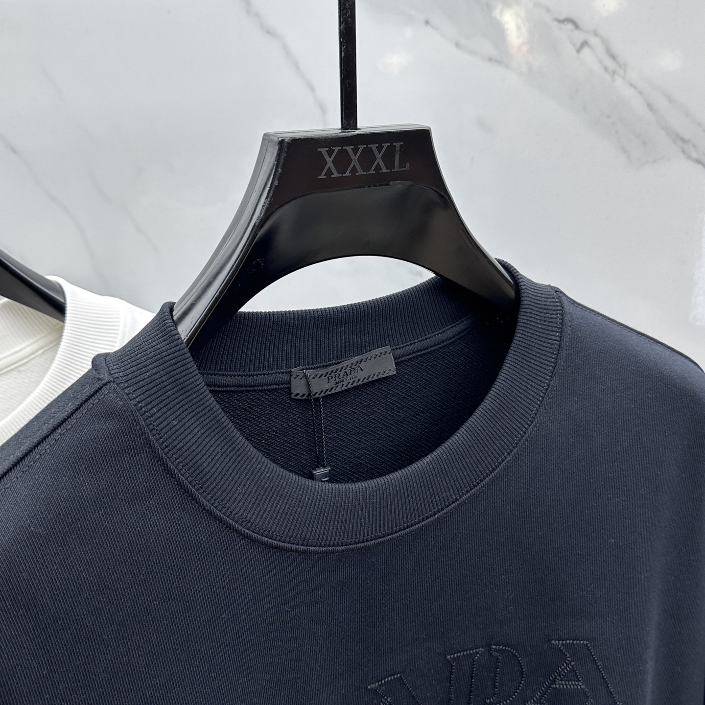 🆕Prada*普拉达 2025fw秋冬新品logo标识圆领卫衣，采用420g全棉双股大毛圈面料同缸定染。