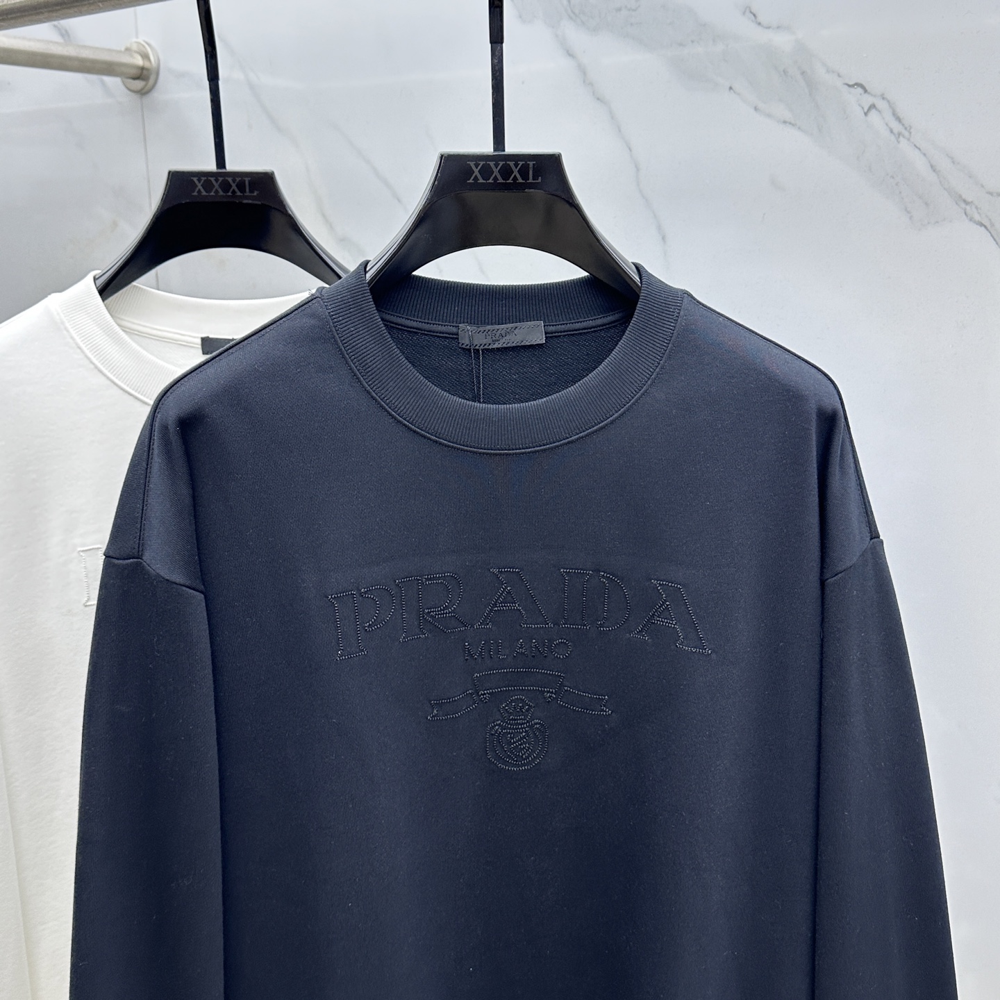 🆕Prada*普拉达 2025fw秋冬新品logo标识圆领卫衣，采用420g全棉双股大毛圈面料同缸定染。
