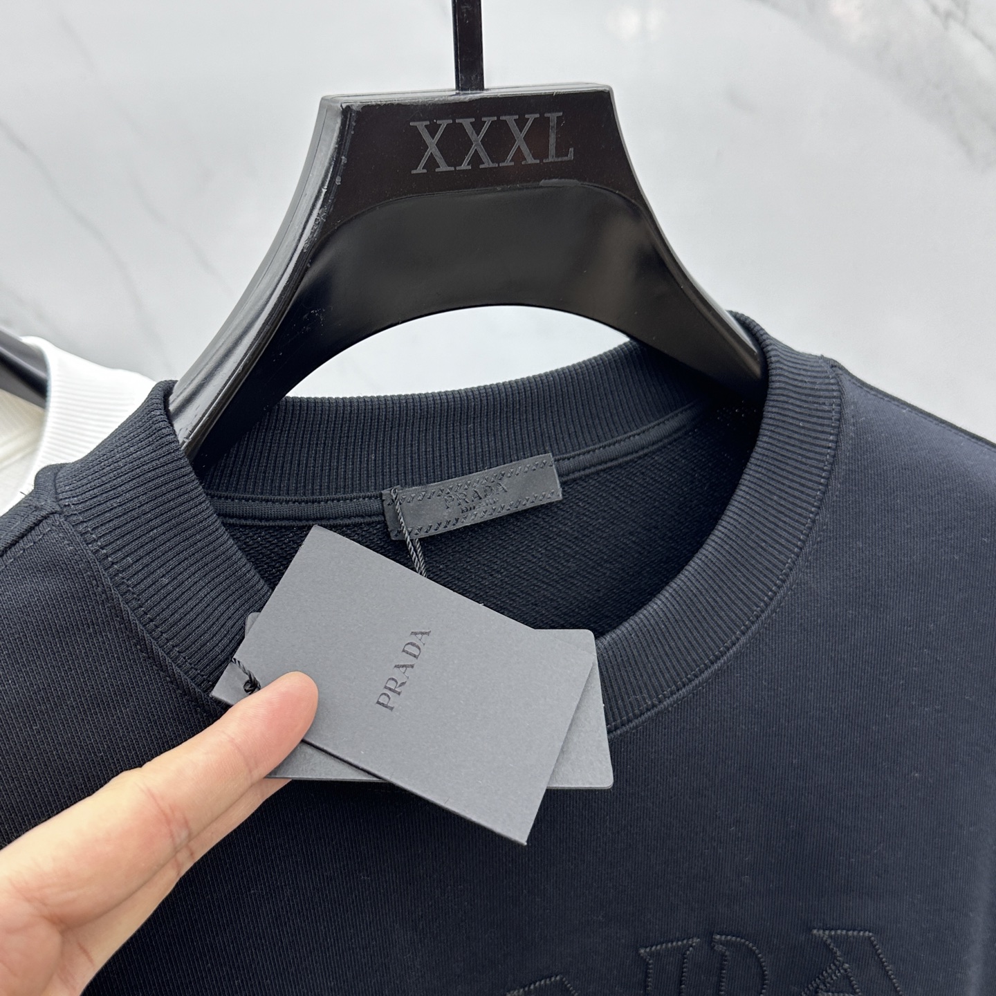🆕Prada*普拉达 2025fw秋冬新品logo标识圆领卫衣，采用420g全棉双股大毛圈面料同缸定染。
