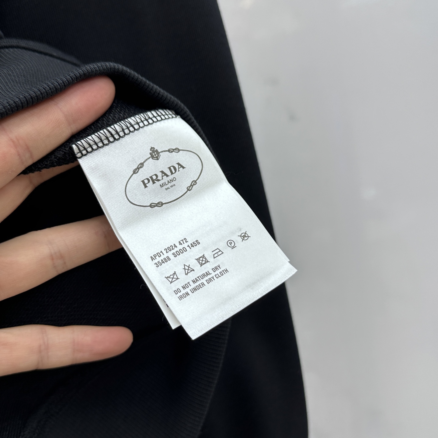 🆕Prada*普拉达 2025fw秋冬新品logo标识圆领卫衣，采用420g全棉双股大毛圈面料同缸定染。