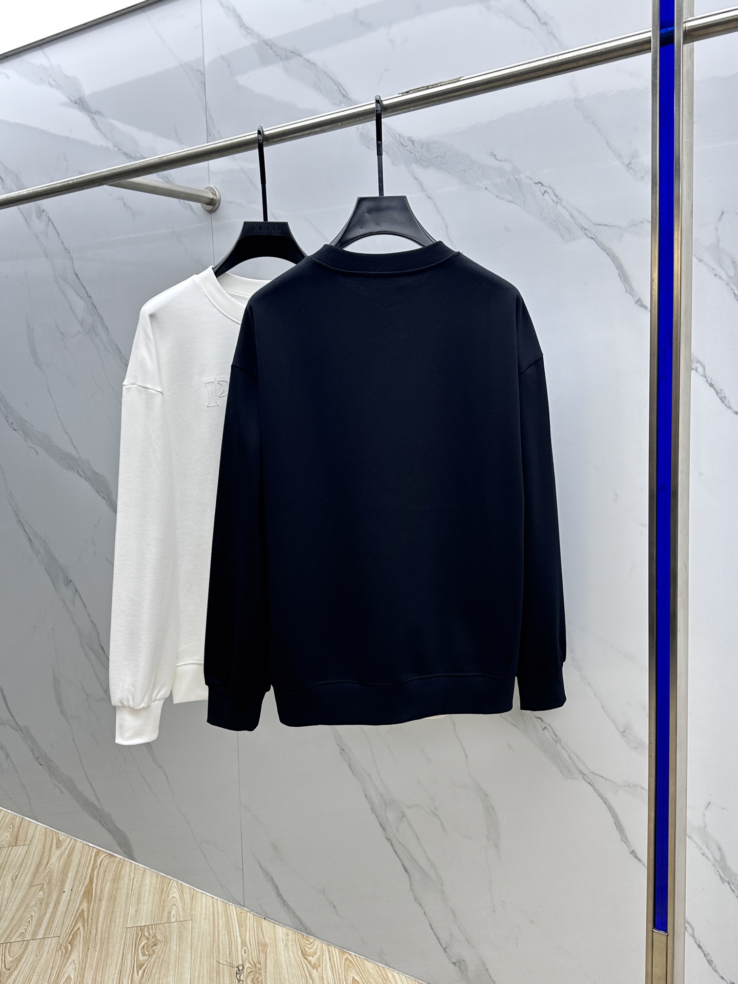 🆕Prada*普拉达 2025fw秋冬新品logo标识圆领卫衣，采用420g全棉双股大毛圈面料同缸定染。