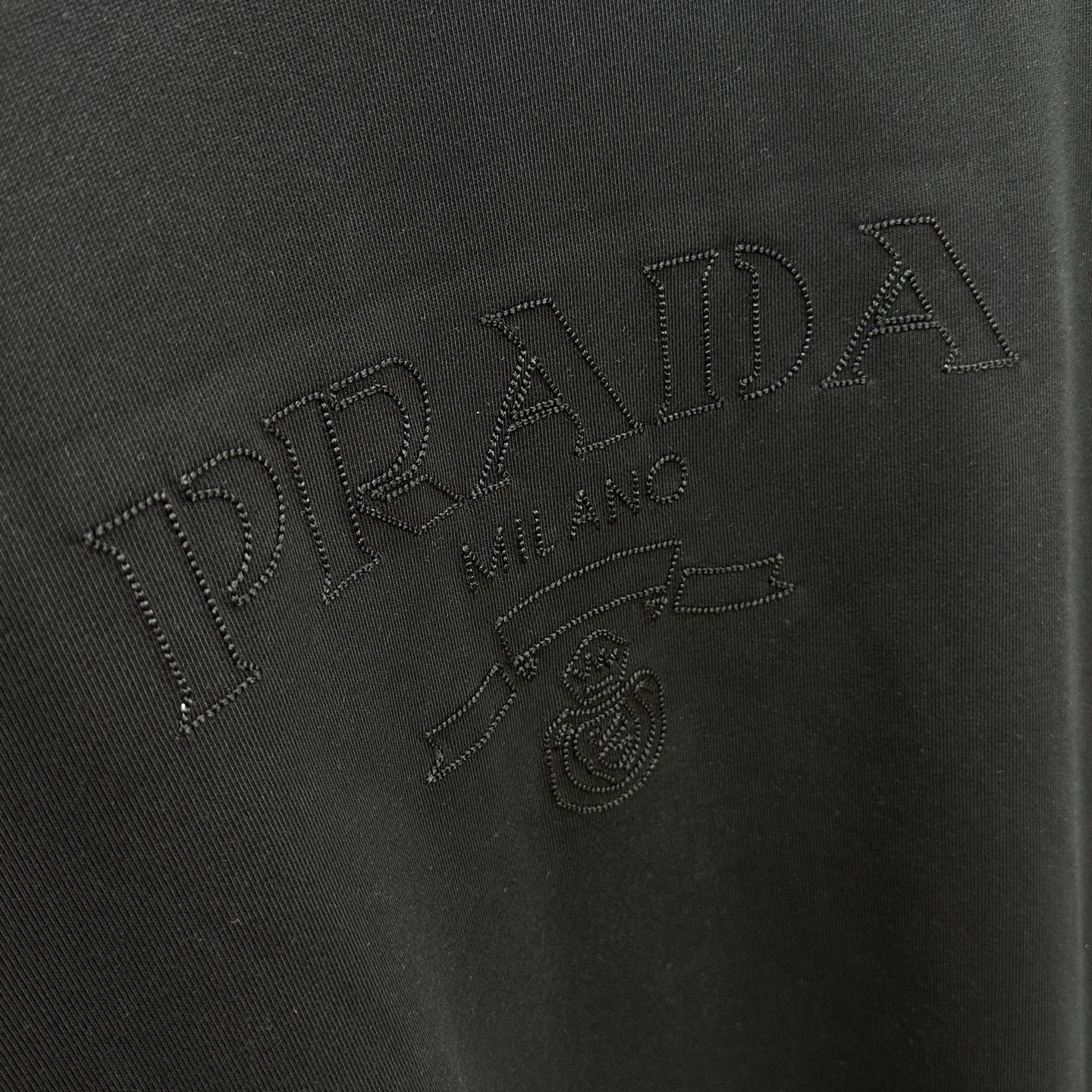 🆕Prada*普拉达 2025fw秋冬新品logo标识圆领卫衣，采用420g全棉双股大毛圈面料同缸定染。