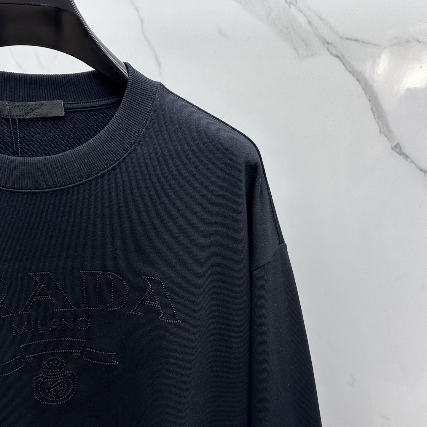 🆕Prada*普拉达 2025fw秋冬新品logo标识圆领卫衣，采用420g全棉双股大毛圈面料同缸定染。