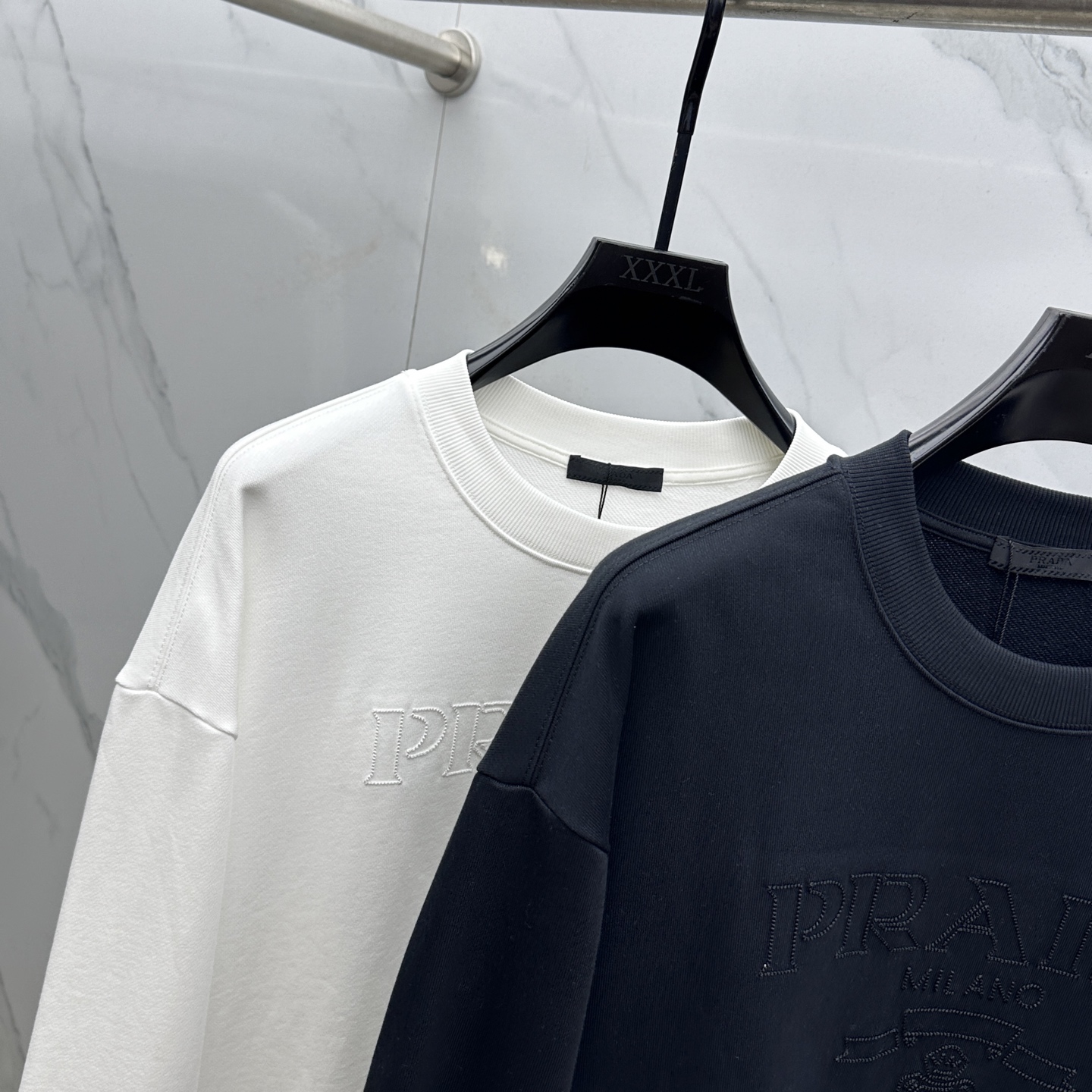 🆕Prada*普拉达 2025fw秋冬新品logo标识圆领卫衣，采用420g全棉双股大毛圈面料同缸定染。