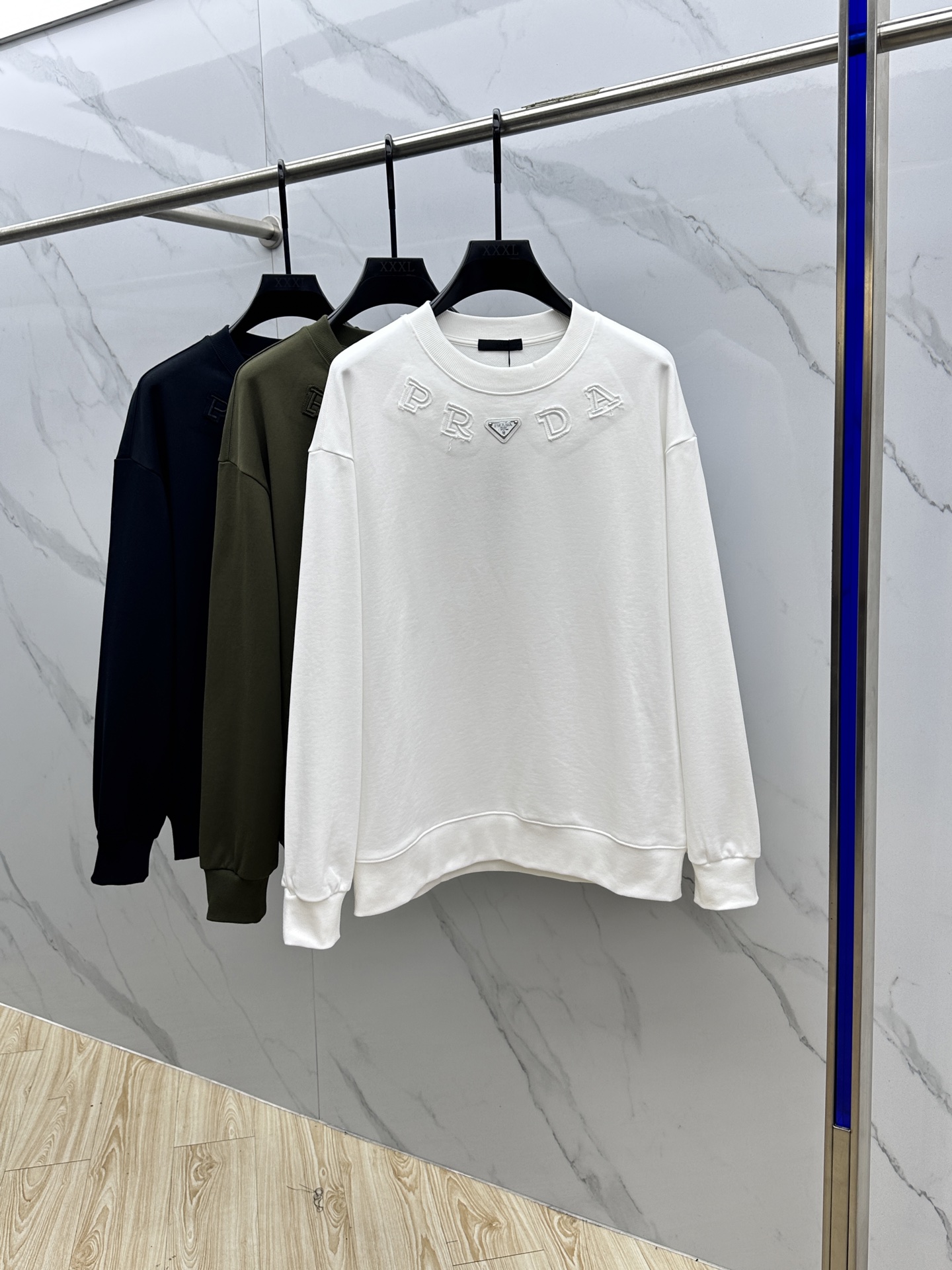 NO:519089,Prada*Prada 2025fw autumn and winter new logo logo logo round neck sweatshirt, using 420g cotton double-strand large terry loop fabric in the same tank dye. It does not shrink or fade, it feels comfortable to touch, and has a strong texture. The chest positioning embroidered logo logo is a must-have for trendy men and women. The three-standard complete hei size S-XL,,prada,prada,hoodie,sweatshirts,alexander wang19860909Prada*普拉达 2025fw秋冬新品logo标识圆领卫衣,采用420g全棉双股大毛圈面料同缸定染.不缩水不退色,手感舒服,质感超强.胸前定位刺绣logo标识.潮男潮女必备经典微阔版型.三标齐全hei 尺码S-XL,,prada,prada,hoodie,sweatshirts,alexander wang,Men's clothing