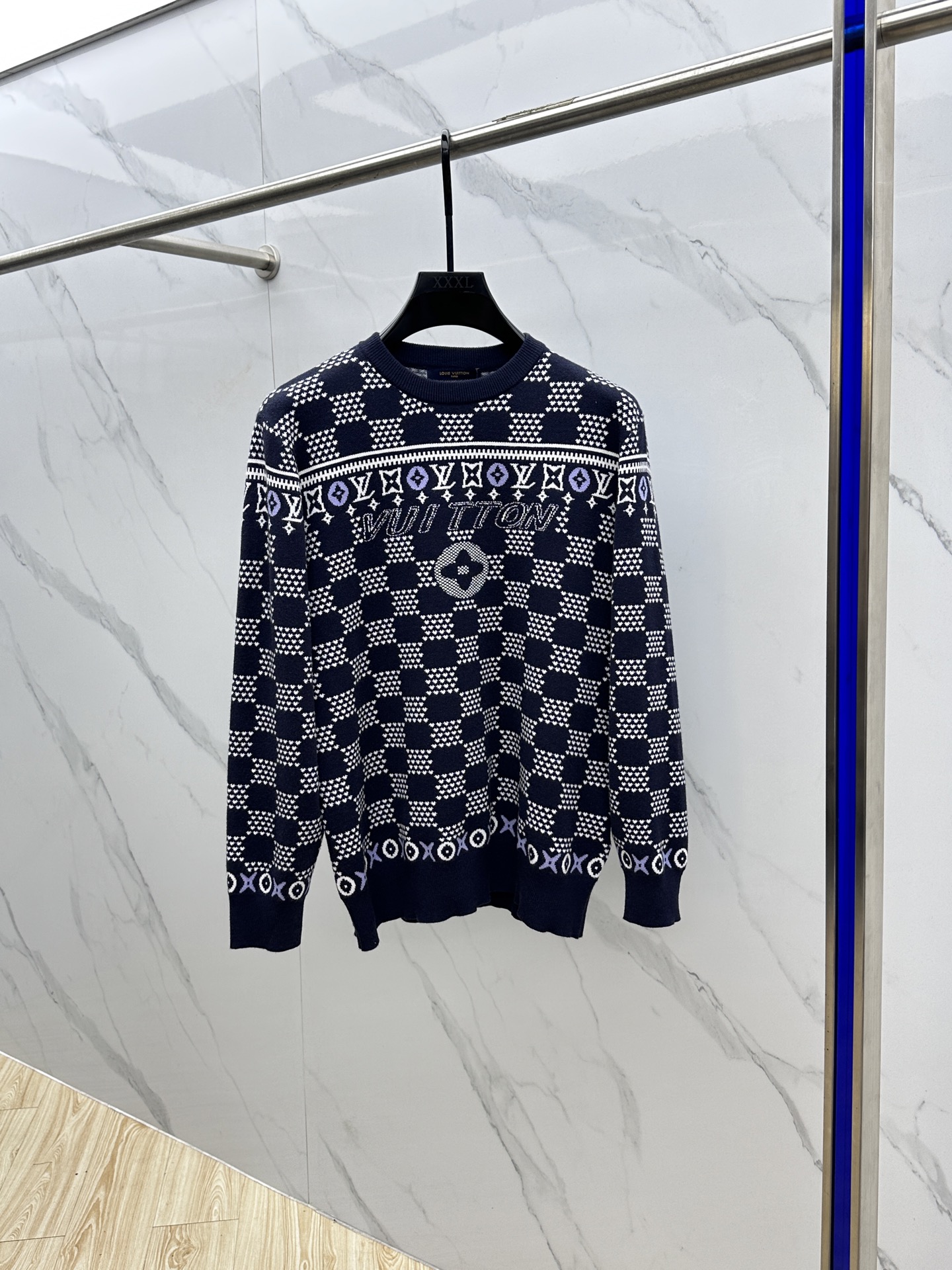 NO:519092,LV* Louis Vuitton inlay round neck wool knitted This fabric is made of wool and cotton yarn. The high-density weaving method of 12-needle imported machine is very cost-effective. Each piece takes about 180 minutes, and a machine knitted hundreds of pieces a day. A very time-consuming and labor-intensive one. The dots and LOGO size of each piece are the same as the original. The classic pattern and brand logo jacquard pattern are outlined for a deep background, and then the Fair Island sweater is reshaped with a soft shoulder design. You can use skiing or light up a bonfire. Hei size S-XL,,louis vuitton,louis vuitton,alexander wang19860909LV*路易威登 幅嵌花圆领羊毛针织 该款面料采用羊毛与棉纱线织出,12针进口机高密度织法成本非常之高,每一件用时约180分钟,一台机器一天织出百来件.非常耗时耗力的一款.全幅度嵌花每一件的点位和LOGO大小都与原版一至.为深邃背景勾勒经典图案和品牌标识提花织纹,再以柔软落肩设计重塑费尔岛针织衫.可外搭滑雪或点亮篝火场合.hei尺码S-XL,,louis vuitton,louis vuitton,alexander wang,Men's clothing