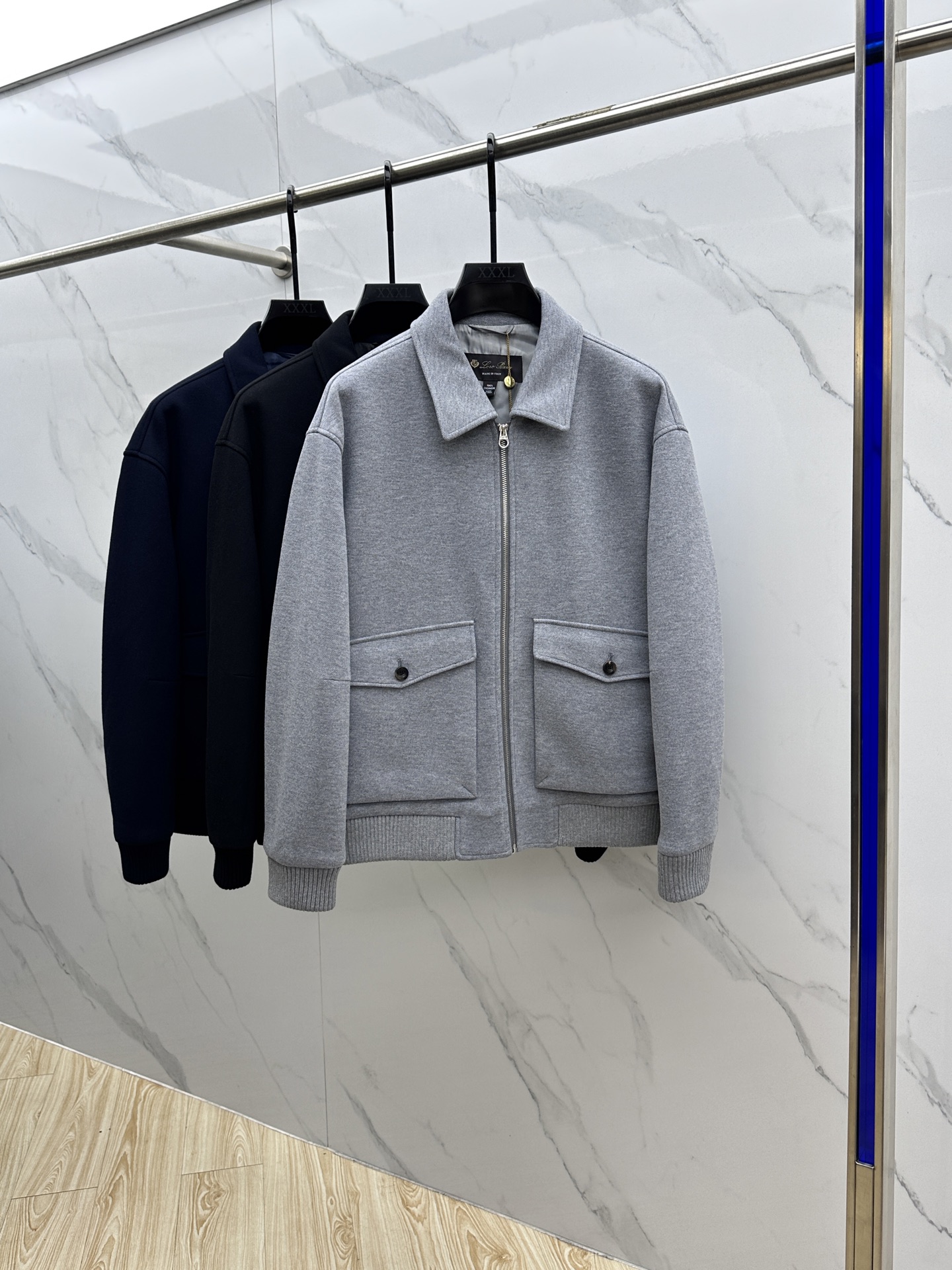 NO:566005,LP 1945ss new autumn and winter model is released. LP lapel jacket, a hot-selling woolen fabric jacket in autumn. It is comfortable and slim when worn. It is lazy and casual. It is particularly attractive when combined with clean and simple colors. It is suitable for daily wear~ We are launching sports items decorated with vibrant prints!  Three standard complete hs sizes M-3XL,,loro piana,jackets & coats,jackets & coats,alexander wang19860909LP 1945ss秋冬新款发布 LP翻领夹克外套,秋季爆款毛呢面料夹克,穿上就是舒适自在又显瘦的存在,慵懒而随性,结合干净简单的色系就特别耐看,适合日常穿着~倾情推出缀饰活力印花的运动单品！三标齐全 hs 尺码M-3XL,,loro piana,jackets & coats,jackets & coats,alexander wang,Men's clothing