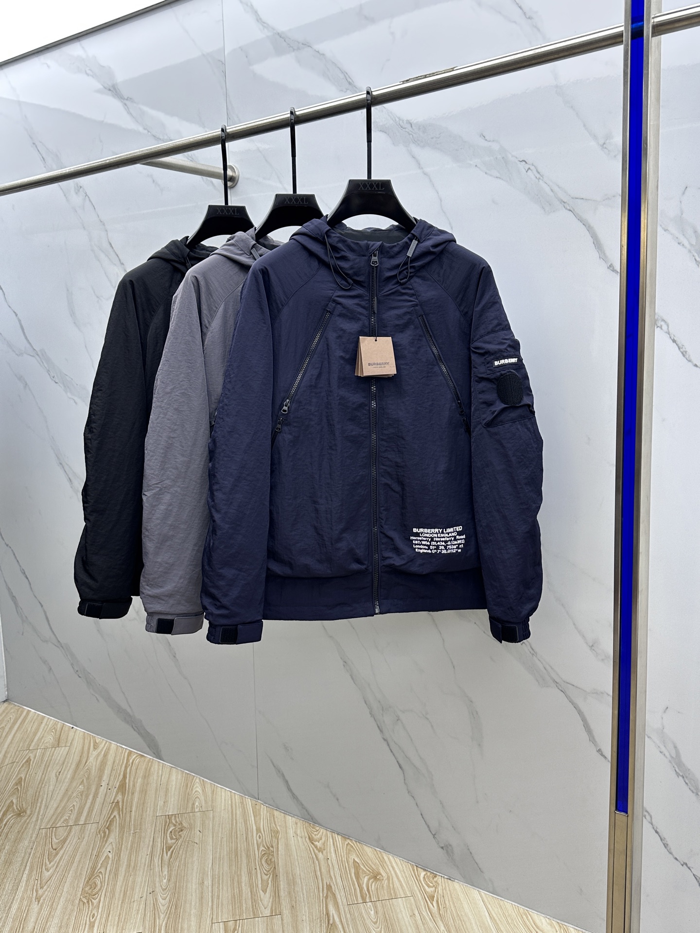 NO:519094,Burberey* Burberry 2025ss early autumn new style is released. Burberry hooded jacket jacket, a popular autumn thin cotton jacket, and the letter logo embroidery style is comfortable and comfortable and slim. It is lazy and casual, combined with clean and simple colors, it is particularly pleasing to look at. It is suitable for daily wear~ I love to launch sports items embroidered with vitality prints!  Three-standard HS size M-3XL, burberry, burberry, jackets & coats, jackets & coats, hats, alexander wang19860909Burberey*巴宝莉 2025ss早秋新款发布 巴宝莉连帽夹克外套,秋季爆款夹薄棉夹克,字母logo刺绣款穿上就是舒适自在又显瘦的存在,慵懒而随性,结合干净简单的色系就特别耐看,适合日常穿着~倾情推出缀饰活力印花的运动单品！三标齐全hs 尺码M-3XL,,burberry,burberry,jackets & coats,jackets & coats,hats,alexander wang,Men's clothing