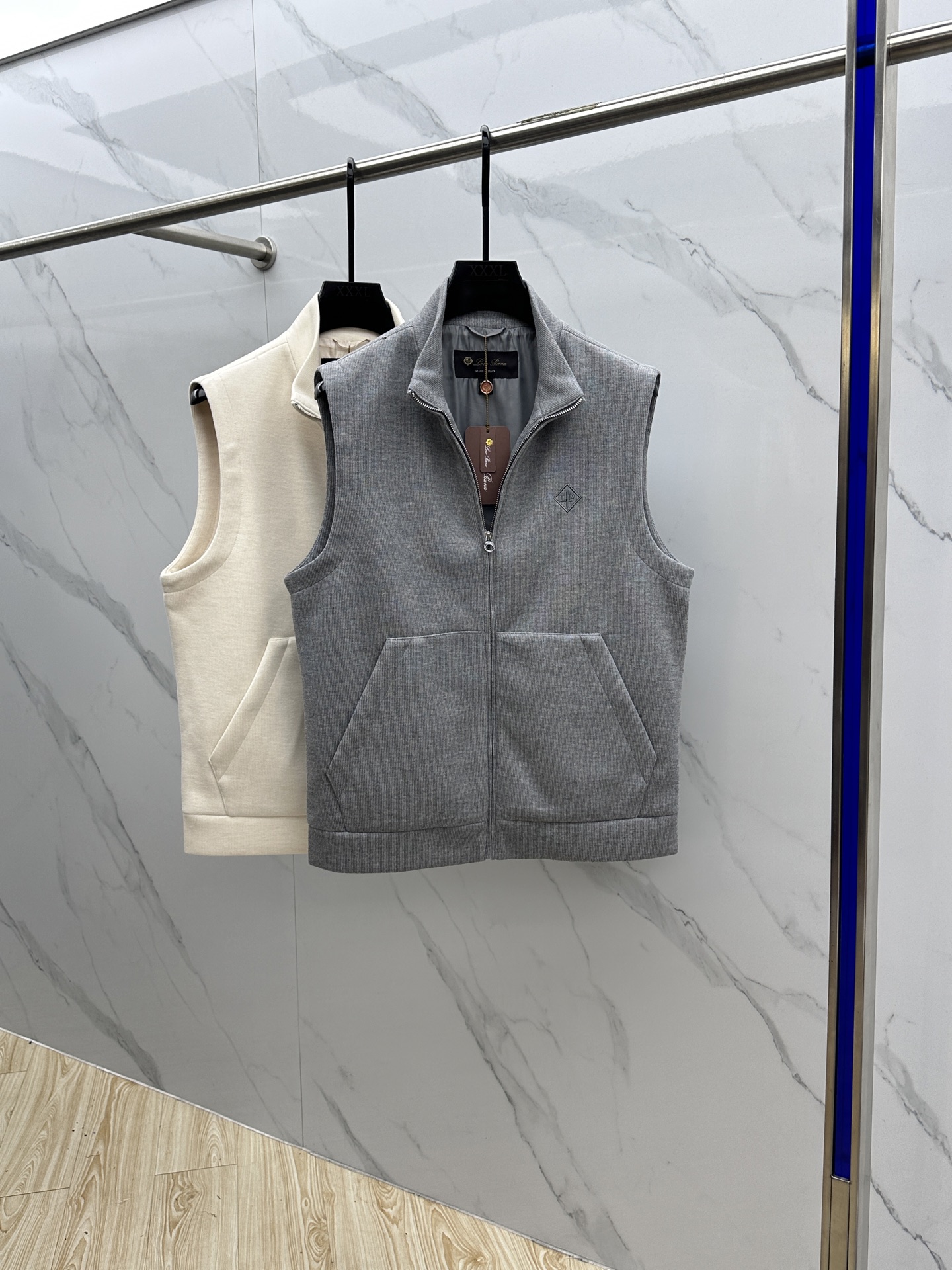 NO:519098,LP 1955ss early autumn new model is released. LP stand collar, a hot autumn cotton vest, and the letter logo embroidery style is comfortable and comfortable and slim. It is lazy and casual, combined with clean and simple colors, it is particularly pleasing to look at and suitable for daily wear. It is passionately launched sports items embroidered with vibrant prints!  hs size M-3XL, loro piana, alexander wang19860909LP 1955ss早秋新款发布 LP立领,秋季爆款夹棉马甲,字母logo刺绣款穿上就是舒适自在又显瘦的存在,慵懒而随性,结合干净简单的色系就特别耐看,适合日常穿着~倾情推出缀饰活力印花的运动单品！hs 尺码M-3XL,,loro piana,alexander wang,Men's clothing