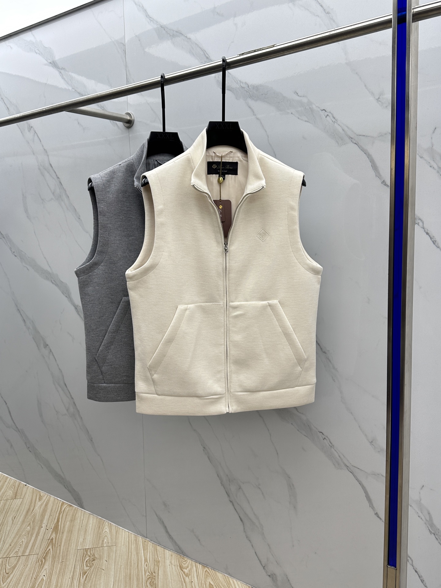 NO:519101,LP 1955ss early autumn new model is released. LP stand collar, a hot autumn cotton vest, and the letter logo embroidery style is comfortable and comfortable and slim. It is lazy and casual, combined with clean and simple colors, it is particularly pleasing to look at and suitable for daily wear. It is passionately launched sports items embroidered with vibrant prints!  hs size M-3XL, loro piana, alexander wang19860909LP 1955ss早秋新款发布 LP立领,秋季爆款夹棉马甲,字母logo刺绣款穿上就是舒适自在又显瘦的存在,慵懒而随性,结合干净简单的色系就特别耐看,适合日常穿着~倾情推出缀饰活力印花的运动单品！hs 尺码M-3XL,,loro piana,alexander wang,Men's clothing