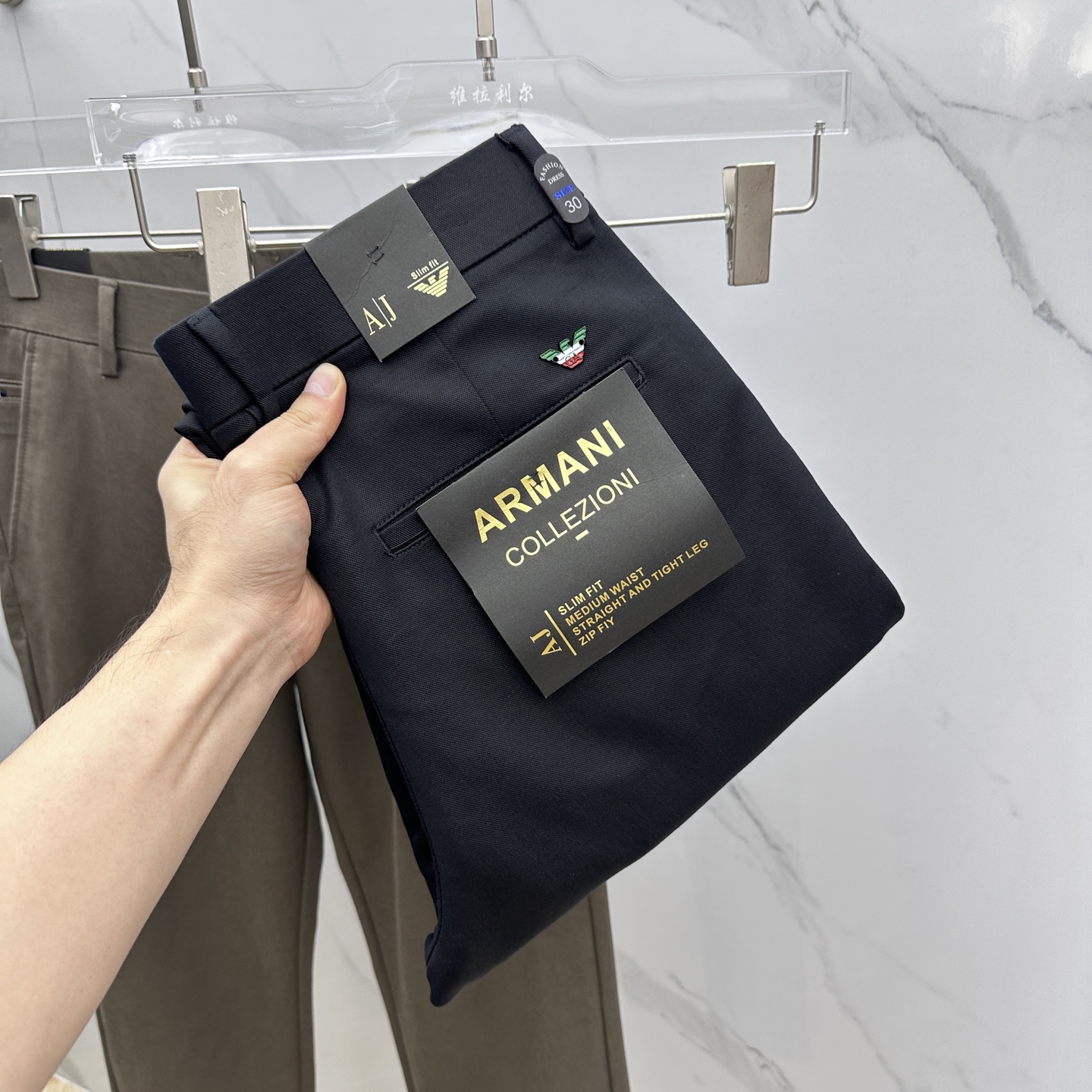 NO:519090,Amani*Amani 2025 early autumn new casual pants and trousers, released simultaneously on the official website, trouser body craft design, imported customer-supplied auxiliary materials, fabric customization, and OEM products are free of inspection!  Every detail is the ultimate, the original hardware accessories are trendy and stylish, and they are a must-have item for trendy people!  Original AX production!  Number of codes 29-40 has 35 no 37. 39,,armani,alexander wang19860909Amani*阿玛尼 2025早秋新品休闲裤西裤,官网同步发售,裤身工艺设计,进口客供辅料、面料定制,代工厂出品免检！每个细节做到极致,原版五金配件,潮范十足、上身有型帅气,潮人必备单品！ AX原单出品！ 码数29-40有35无37. 39,,armani,alexander wang,Men's clothing