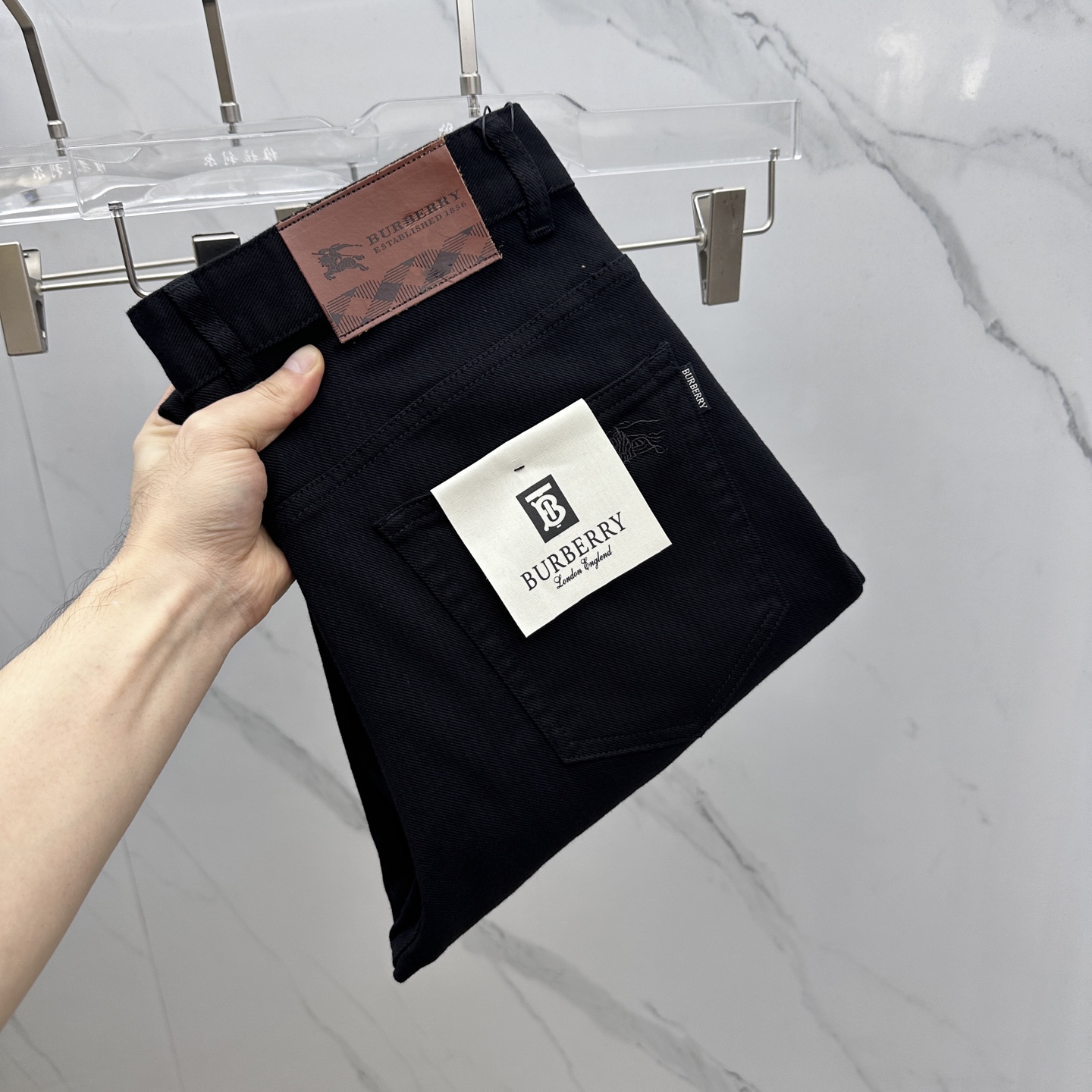 NO:519082,Burberry* Burberry 2025 early autumn new men's jeans five-bag pants, released simultaneously on the official website, trouser body craft design, imported customer-supplied auxiliary materials, fabric customization, and OEM products are free of inspection!  Every detail is the ultimate, the original hardware accessories are trendy and stylish, and they are a must-have item for trendy people!  Original AX production!  Number of codes 29-40 has 35 no 37. 39, burberry, burberry, jeans, alexander wang19860909Burberry*巴宝莉 2025早秋新品男款牛仔裤五袋裤,官网同步发售,裤身工艺设计,进口客供辅料、面料定制,代工厂出品免检！每个细节做到极致,原版五金配件,潮范十足、上身有型帅气,潮人必备单品！ AX原单出品！ 码数29-40有35无37. 39,,burberry,burberry,jeans,alexander wang,Men's clothing