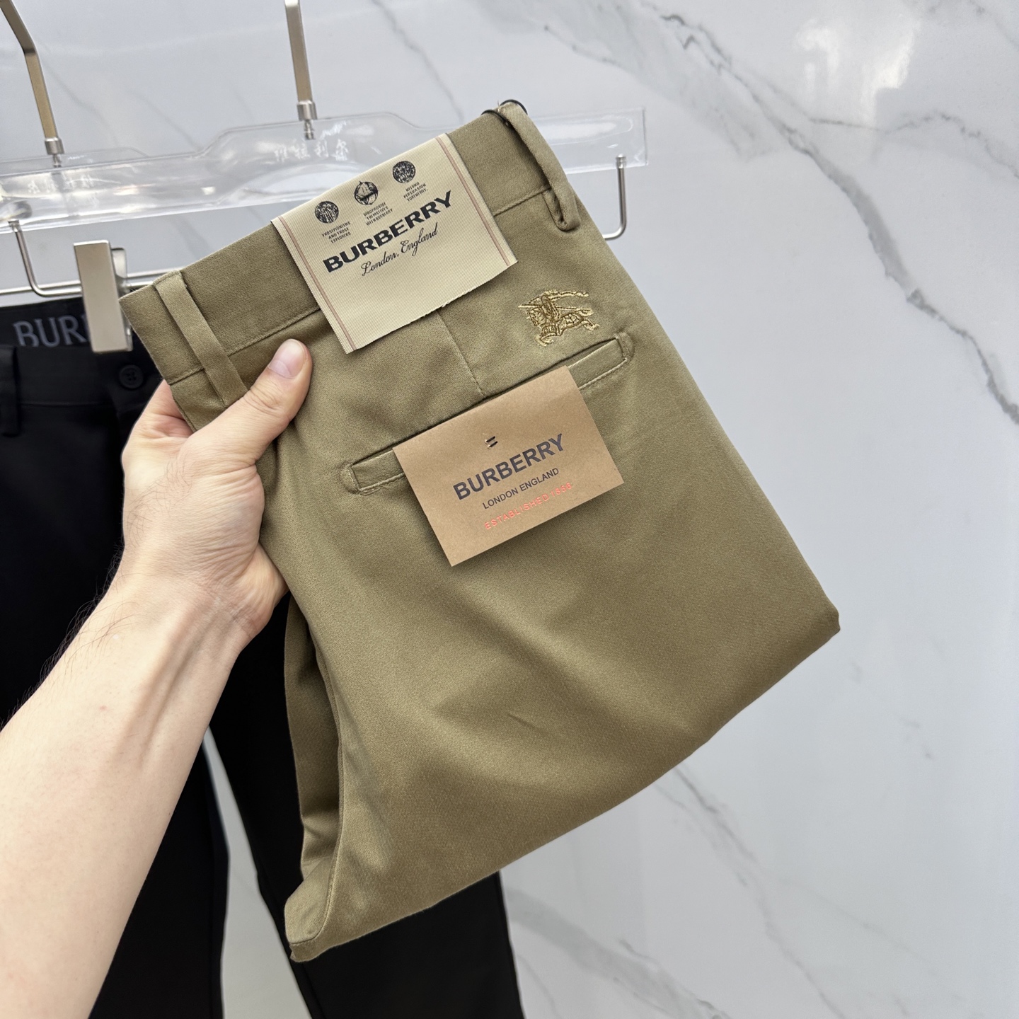 NO:519084,Burberry* Burberry 2025 early autumn new men's casual trousers, released simultaneously on the official website, trouser body craft design, imported customer-supplied auxiliary materials, fabric customization, and OEM products are free of inspection!  Every detail is the ultimate, the original hardware accessories are trendy and stylish, and they are a must-have item for trendy people!  Original AX production!  Number of codes 29-40 has 35 no 37. 39, burberry, burberry, alexander wang19860909Burberry*巴宝莉 2025早秋新品男款休闲裤西裤,官网同步发售,裤身工艺设计,进口客供辅料、面料定制,代工厂出品免检！每个细节做到极致,原版五金配件,潮范十足、上身有型帅气,潮人必备单品！ AX原单出品！ 码数29-40有35无37. 39,,burberry,burberry,alexander wang,Men's clothing