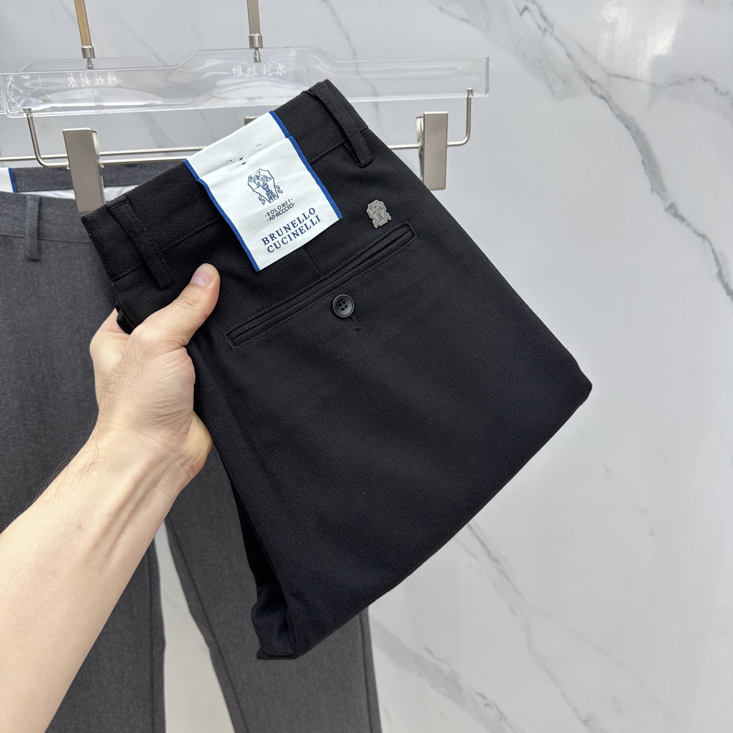 NO:519086,BC 2025 early autumn new men's casual trousers and trousers are released simultaneously on the official website, trouser body craft design, imported customer-supplied auxiliary materials, fabric customization, and OEM products are free of inspection!  Every detail is the ultimate, the original hardware accessories are trendy and stylish, and they are a must-have item for trendy people!  Original AX production!  Number of codes 29-40 has 35 no 37. 39, alexander wang19860909BC 2025早秋新品男款休闲裤西裤,官网同步发售,裤身工艺设计,进口客供辅料、面料定制,代工厂出品免检！每个细节做到极致,原版五金配件,潮范十足、上身有型帅气,潮人必备单品！ AX原单出品！ 码数29-40有35无37. 39,,alexander wang,Men's clothing