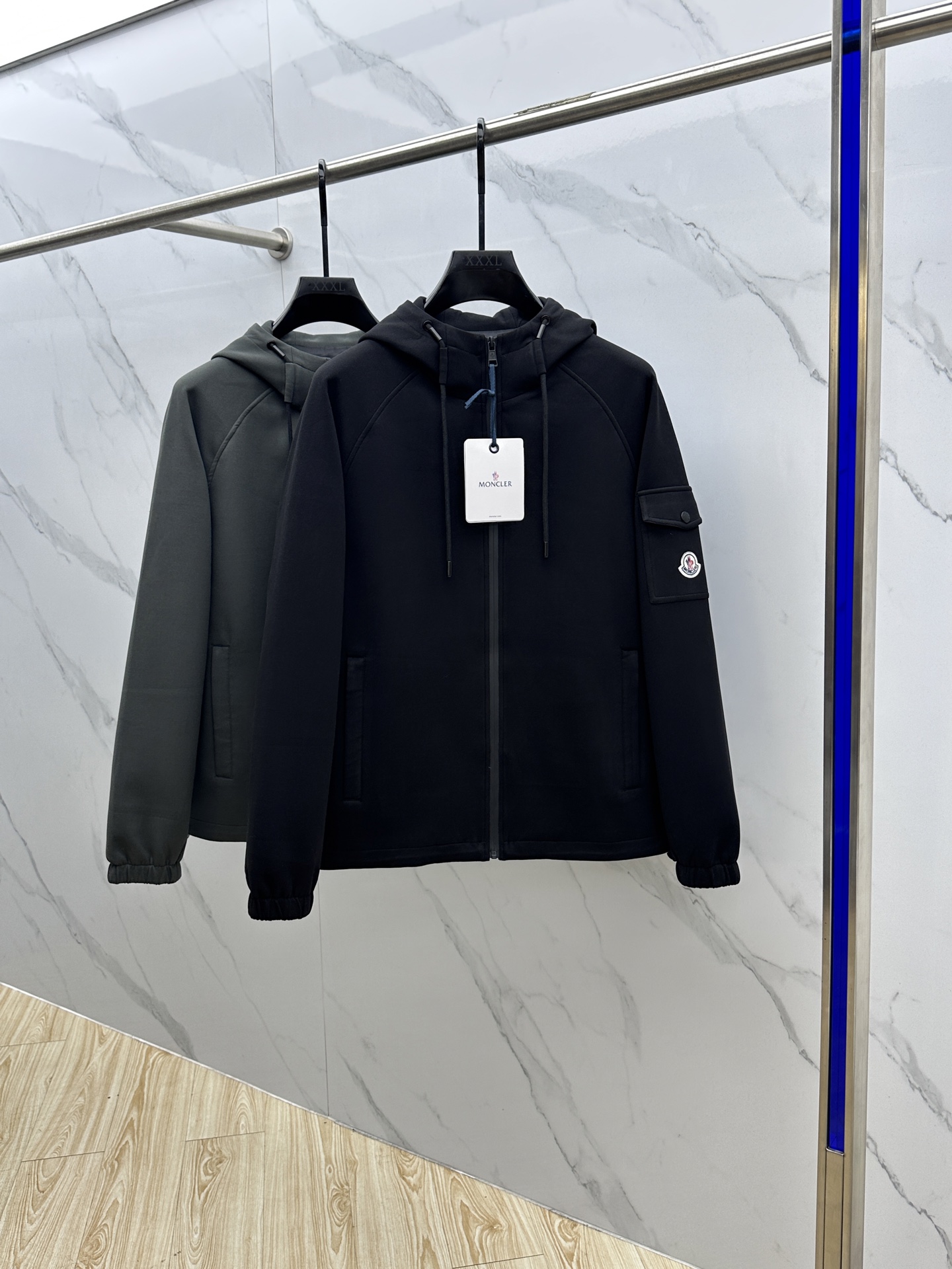 NO:515332,Moncler* hooded jacket 2025ss early autumn new hooded jacket!  Exclusive customized air-layer cotton fabric, simple and elegant, clean and neat tailored, soft and dry, and the upper body effect is crisp and stylish. The three-dimensional cutting process and the pattern are all high-standard and appropriate silhouette versions!  It is not tight yet. With so many top-level raw materials, we create high-end products with unparalleled value, and the upper body effect is super good!  hs size M-3XL, Moncler, jackets & coats, jackets & coats,hats,alexander wang19860909Moncler*蒙口 2025ss早秋新品连帽外套夹克！独家定制空气层棉面料,简单大方 干净利落剪裁 ,手感软糯干爽,上身效果挺括有型.立体裁剪工艺,版型上都是高标准,恰当好处的廓型版！又恰恰不紧绷,如此众多的顶级原料,打造出价值感无与伦比的高端产品,上身效果超级好看！hs 尺码M-3XL,,Moncler,jackets & coats,jackets & coats,hats,alexander wang,Men's clothing