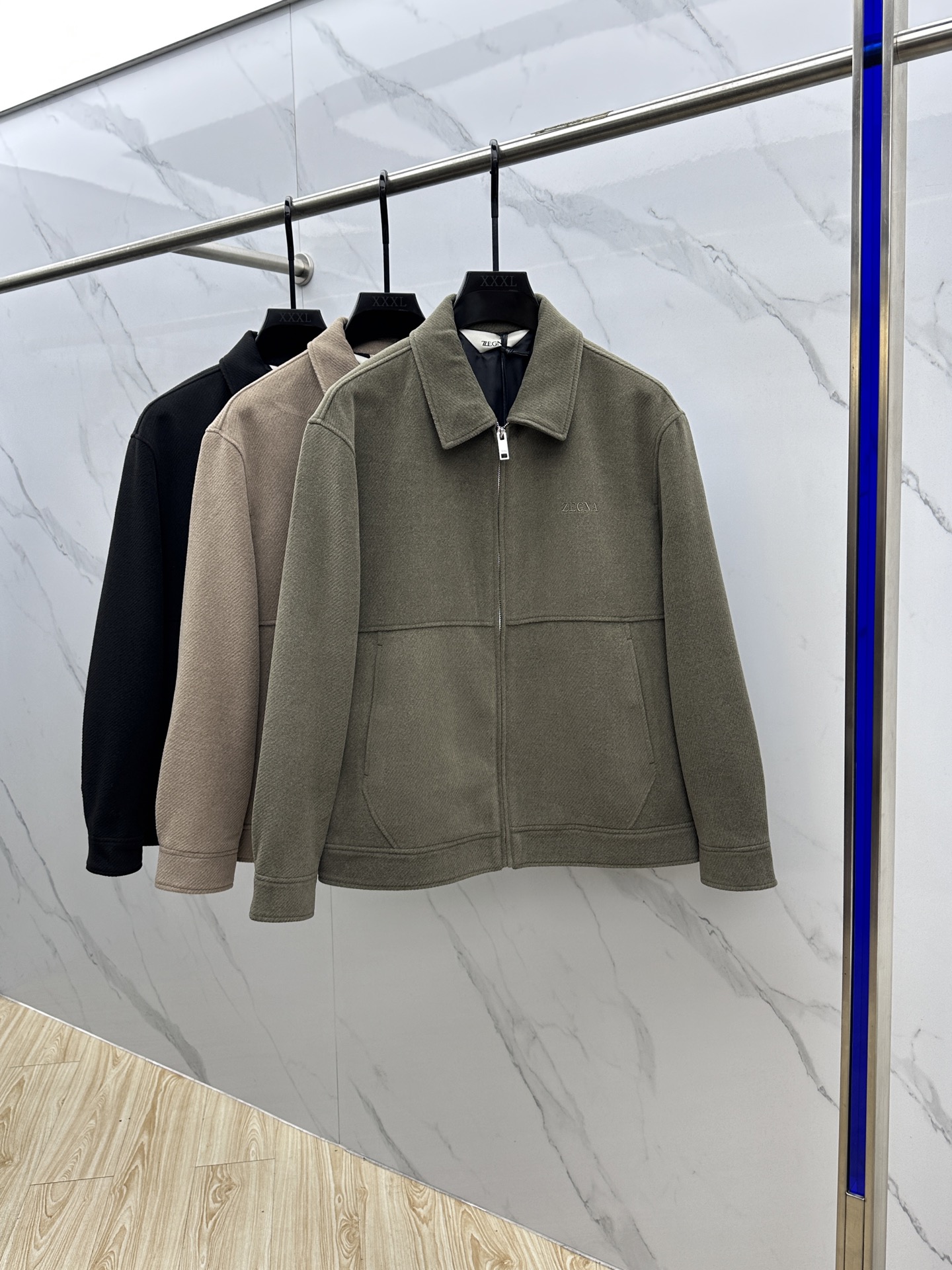 NO:515328,ZEGNA*Jenia 2025ss autumn and winter new style released. Jenia lapel jacket, autumn hot wool fabric jacket, fixed weaving and dyeing, exquisite details, delicate and soft touch, it is comfortable and comfortable to wear, lazy and casual, combined with clean and simple colors, it is particularly durable and suitable for daily wear~ I love to launch sports items embellished with vitality prints!  Three standards are complete hs size M-3XL, zegna, jackets & coats, jackets & coats, alexander wang19860909ZEGNA*杰尼亚 2025ss秋冬新款发布 杰尼亚翻领夹克外套,秋季爆款毛呢面料夹克,定织定染,细节考究,触感细腻柔和,穿上就是舒适自在又显瘦的存在,慵懒而随性,结合干净简单的色系就特别耐看,适合日常穿着~倾情推出缀饰活力印花的运动单品！三标齐全 hs 尺码M-3XL,,zegna,jackets & coats,jackets & coats,alexander wang,Men's clothing