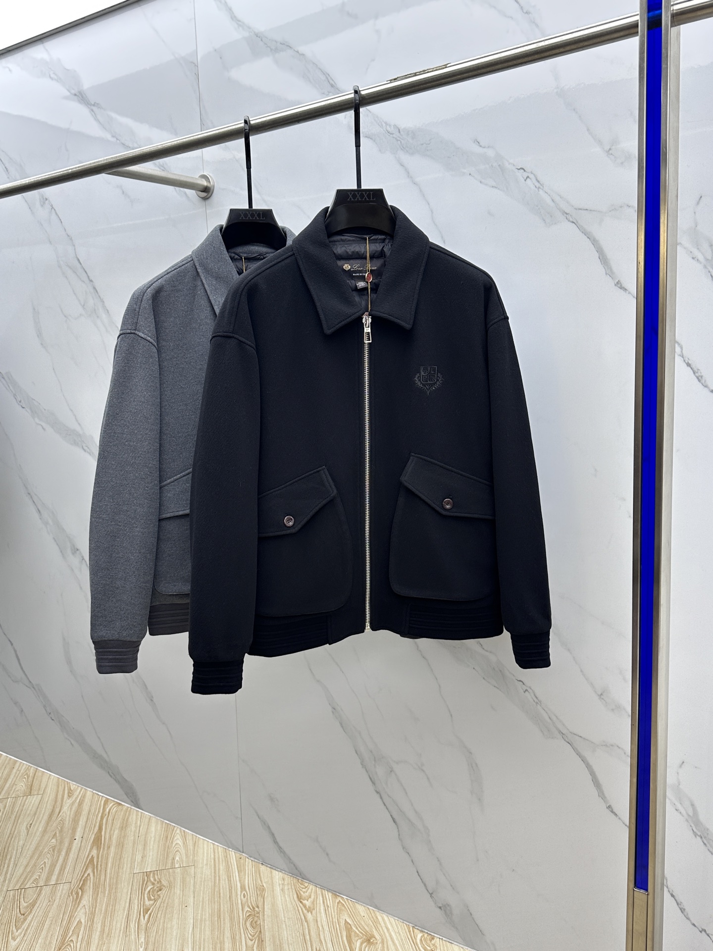 NO:515326,Down jacket LP 1955ss autumn and winter new style is released. LP lapel jacket down jacket, a classic business casual style for men. National standard 90 white duck down, breast brand logo boutique embroidery, old-fashioned channel goods, exquisite craftsmanship, low-key luxury, details show the fashion aesthetics of the LP family. A minimalist sense of high-end, easy to control various business and casual occasions. Wearing it is a comfortable and comfortable and slim presence, lazy and casual, combined with clean and simple colors, it is particularly pleasing to look and versatile. Three-standard size hs size M-3XL, loro piano, jackets & coats, down jacket, alexander wang19860909羽绒服LP 1955ss秋冬新款发布 LP翻领外套羽绒服,男士经典商务休闲款.国标90白鸭绒,胸前品牌logo精品刺绣,老钱风渠道货,工艺考究,低调奢华,细节彰显LP家族的时尚美学.极简的高级感,轻松驾驭各种商务休闲场合.穿上就是舒适自在又显瘦的存在,慵懒而随性,结合干净简单的色系就特别耐看,百搭.三标齐全 hs 尺码M-3XL,,loro piana,jackets & coats,down jacket,alexander wang,Men's clothing