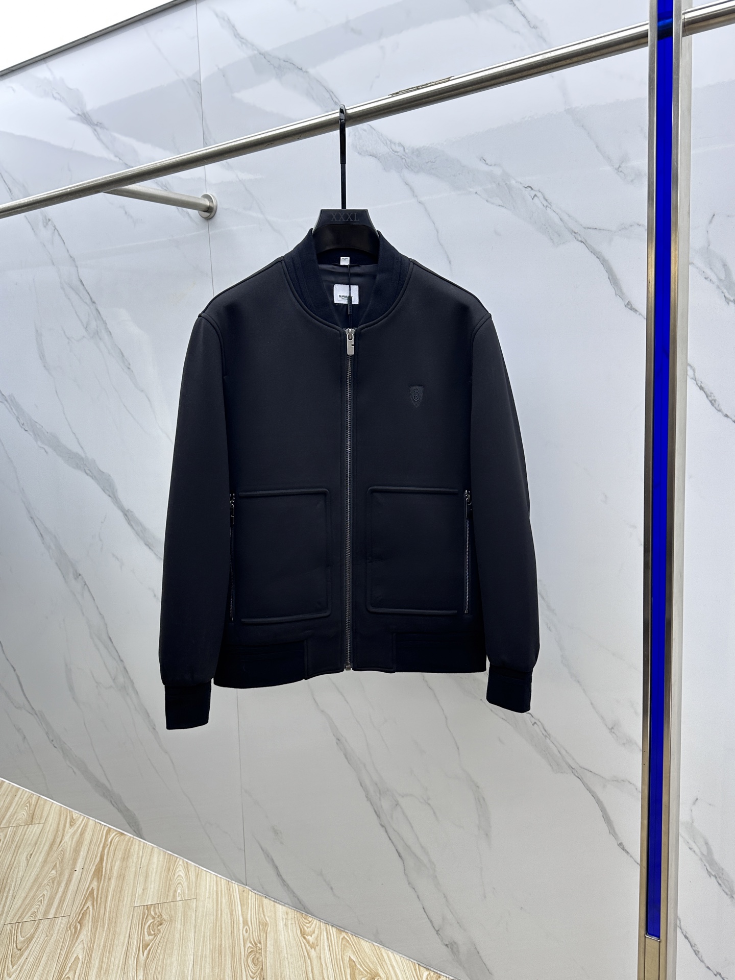 NO:515336,Burberry *Burberry New Baseball Jacket Jacket!  Exclusive custom fabric, simple and elegant, clean and neat tailored, soft, glutinous and dry, and the upper body effect is crisp and stylish. The three-dimensional cutting process and the pattern are all high-standard and appropriate silhouette versions!  It is not tight yet. With so many top-level raw materials, we create high-end products with unparalleled value, and the upper body effect is super good!  hs size M-3XL, burberry, burberry, jackets & coats, jackets & coats, alexander wang19860909Burberry *巴宝莉 新品棒球服外套夹克！独家定制面料,简单大方 干净利落剪裁 ,手感软糯干爽,上身效果挺括有型.立体裁剪工艺,版型上都是高标准,恰当好处的廓型版！又恰恰不紧绷,如此众多的顶级原料,打造出价值感无与伦比的高端产品,上身效果超级好看！hs 尺码M-3XL,,burberry,burberry,jackets & coats,jackets & coats,alexander wang,Men's clothing