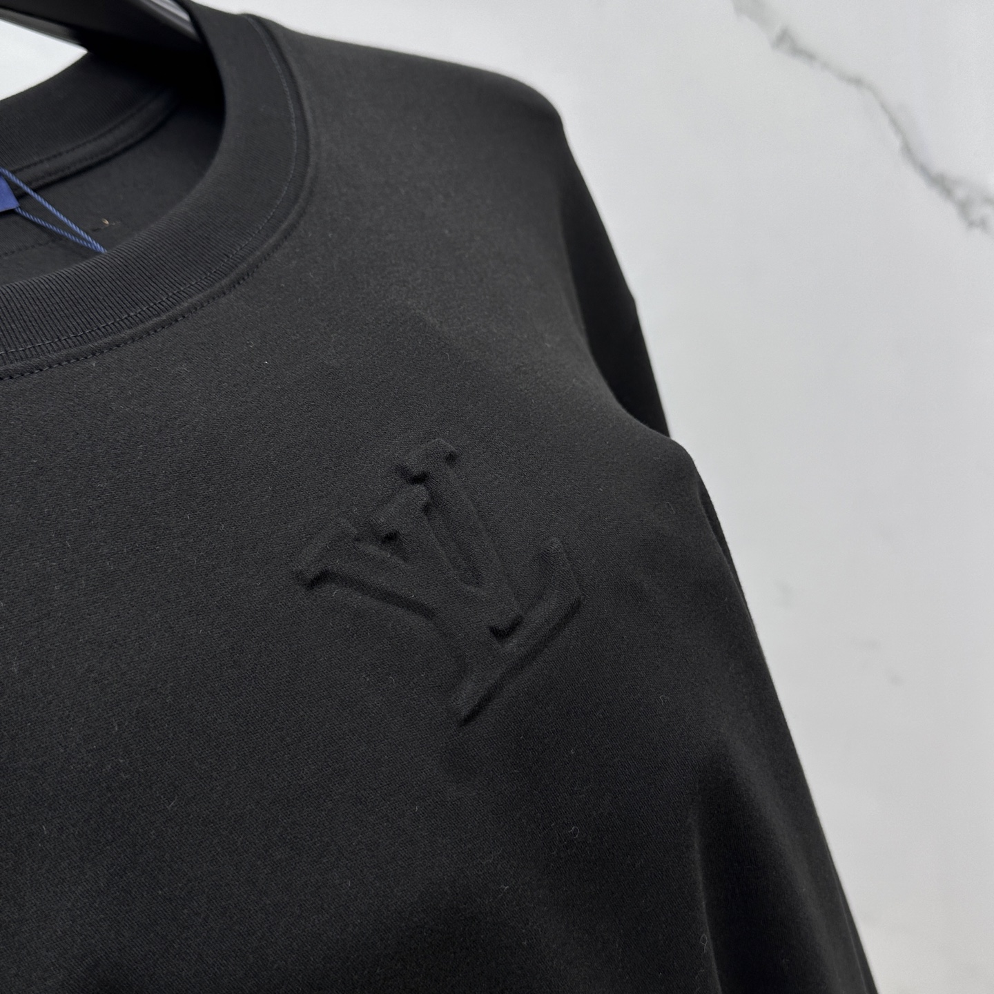 🆕1V*路易威登 驴家 2025秋冬新款男装打底长T🌟凹凸字母立体压纹识标贴布刺绣他休闲宽松长袖打底衫 