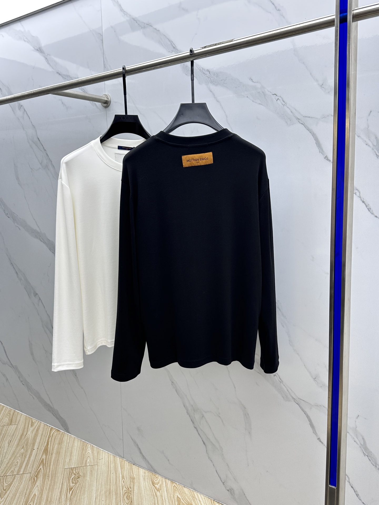 🆕1V*路易威登 驴家 2025秋冬新款男装打底长T🌟凹凸字母立体压纹识标贴布刺绣他休闲宽松长袖打底衫 