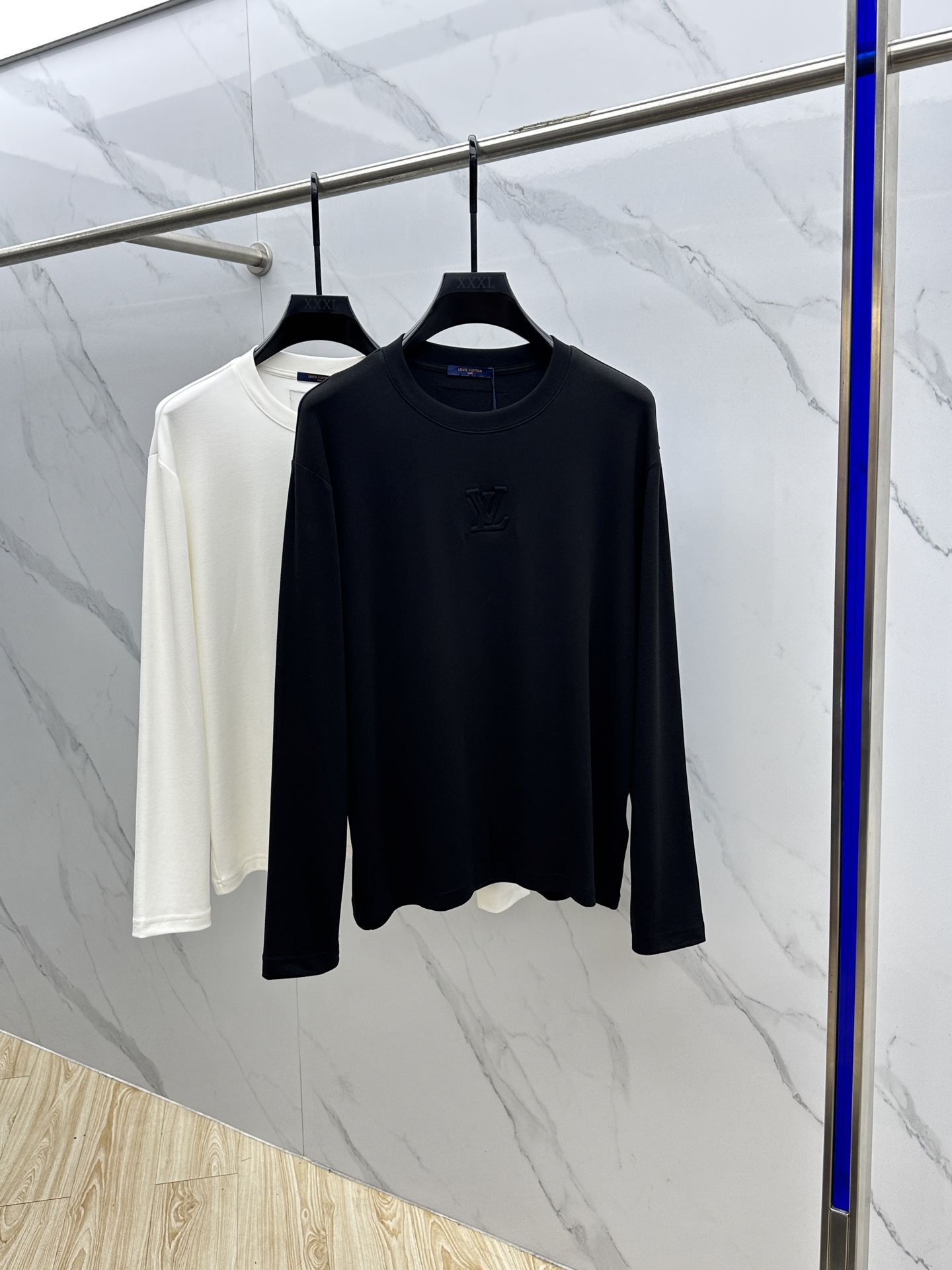 NO:516856,1V* Louis Vuitton Donkey House 2025 autumn and winter new men's bottoming long T concave and convex letters three-dimensional embossed logo patch embroidered he casual loose long sleeve base shirt thread fixed weaving high elastic pure cotton fabric soft and comfortable upper body same style men and women hei code s-xL,,louis vuitton,louis vuitton,louis vuitton,alexander wang198609091V*路易威登 驴家 2025秋冬新款男装打底长T凹凸字母立体压纹识标贴布刺绣他休闲宽松长袖打底衫 螺纹定织高弹纯棉面料 上身柔软舒适 男女同款 hei 码数s-xL,,louis vuitton,louis vuitton,louis vuitton,alexander wang,Men's clothing