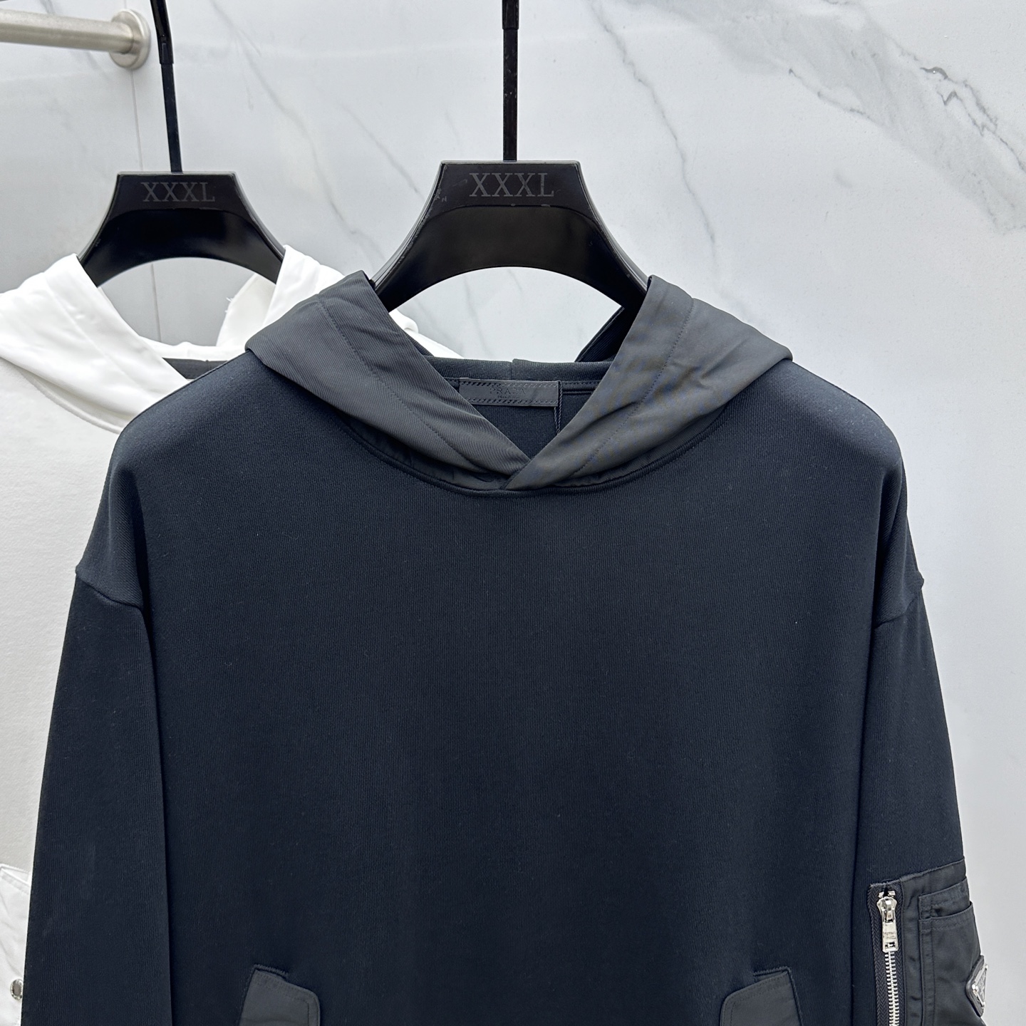 🆕Prad*普拉达 2025ss秋冬新款棉质螺纹棉和再生尼龙连帽运动帽衫.这款主体面料为棉质螺纹棉，在肩