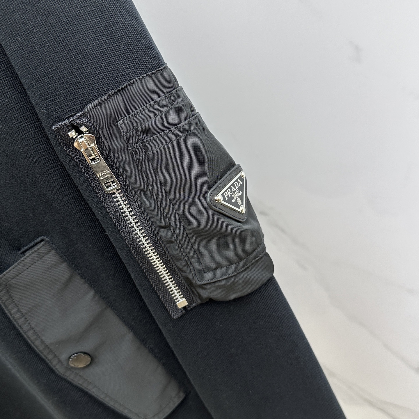 🆕Prad*普拉达 2025ss秋冬新款棉质螺纹棉和再生尼龙连帽运动帽衫.这款主体面料为棉质螺纹棉，在肩