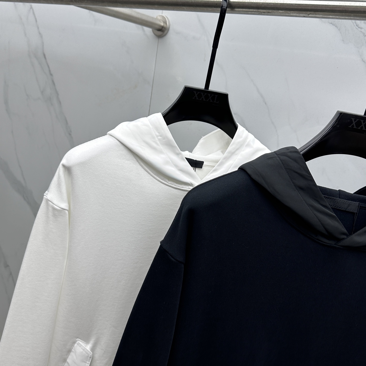 🆕Prad*普拉达 2025ss秋冬新款棉质螺纹棉和再生尼龙连帽运动帽衫.这款主体面料为棉质螺纹棉，在肩