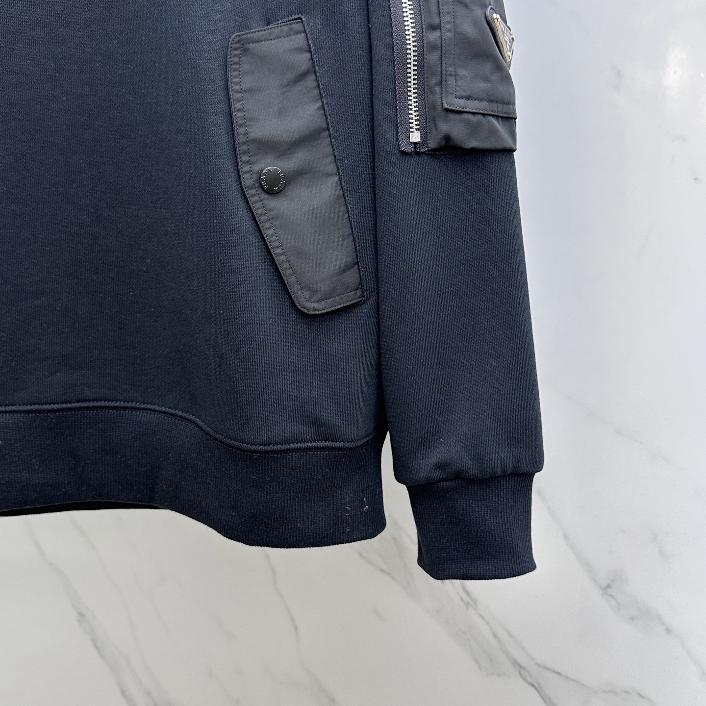 🆕Prad*普拉达 2025ss秋冬新款棉质螺纹棉和再生尼龙连帽运动帽衫.这款主体面料为棉质螺纹棉，在肩