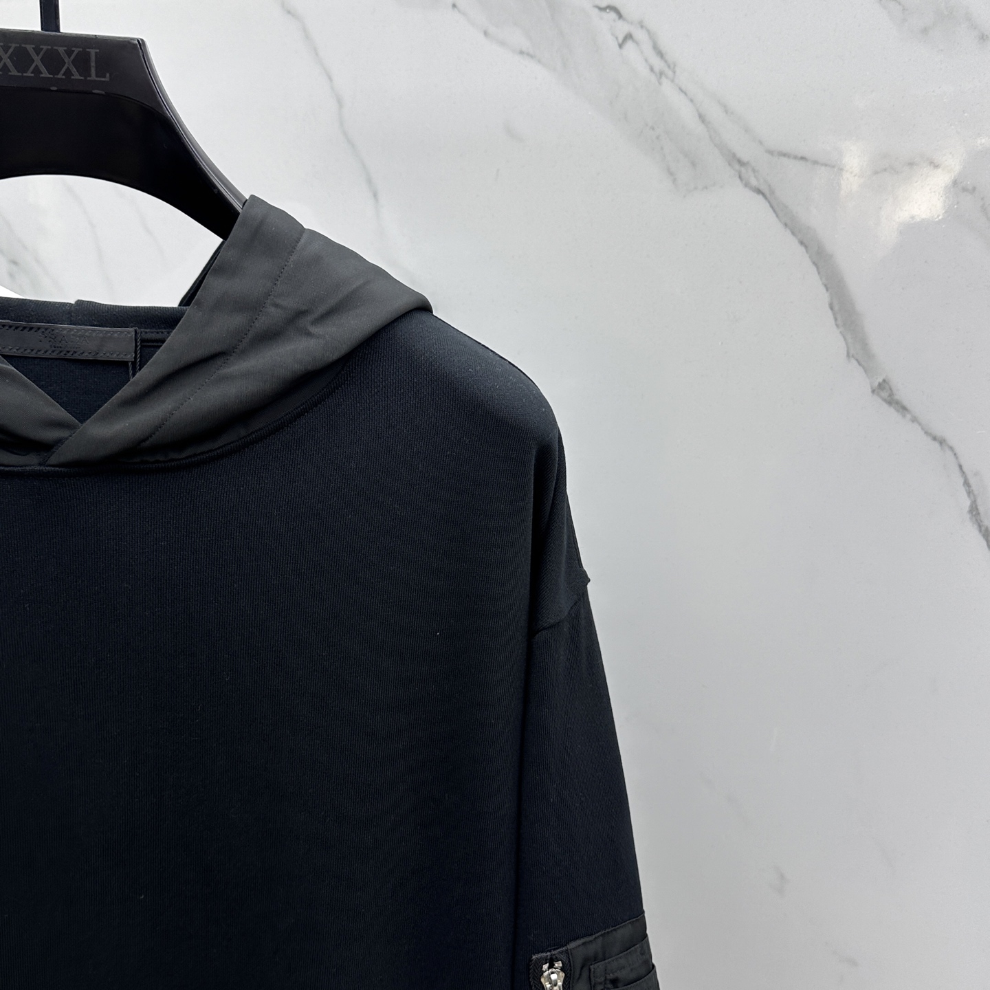 🆕Prad*普拉达 2025ss秋冬新款棉质螺纹棉和再生尼龙连帽运动帽衫.这款主体面料为棉质螺纹棉，在肩