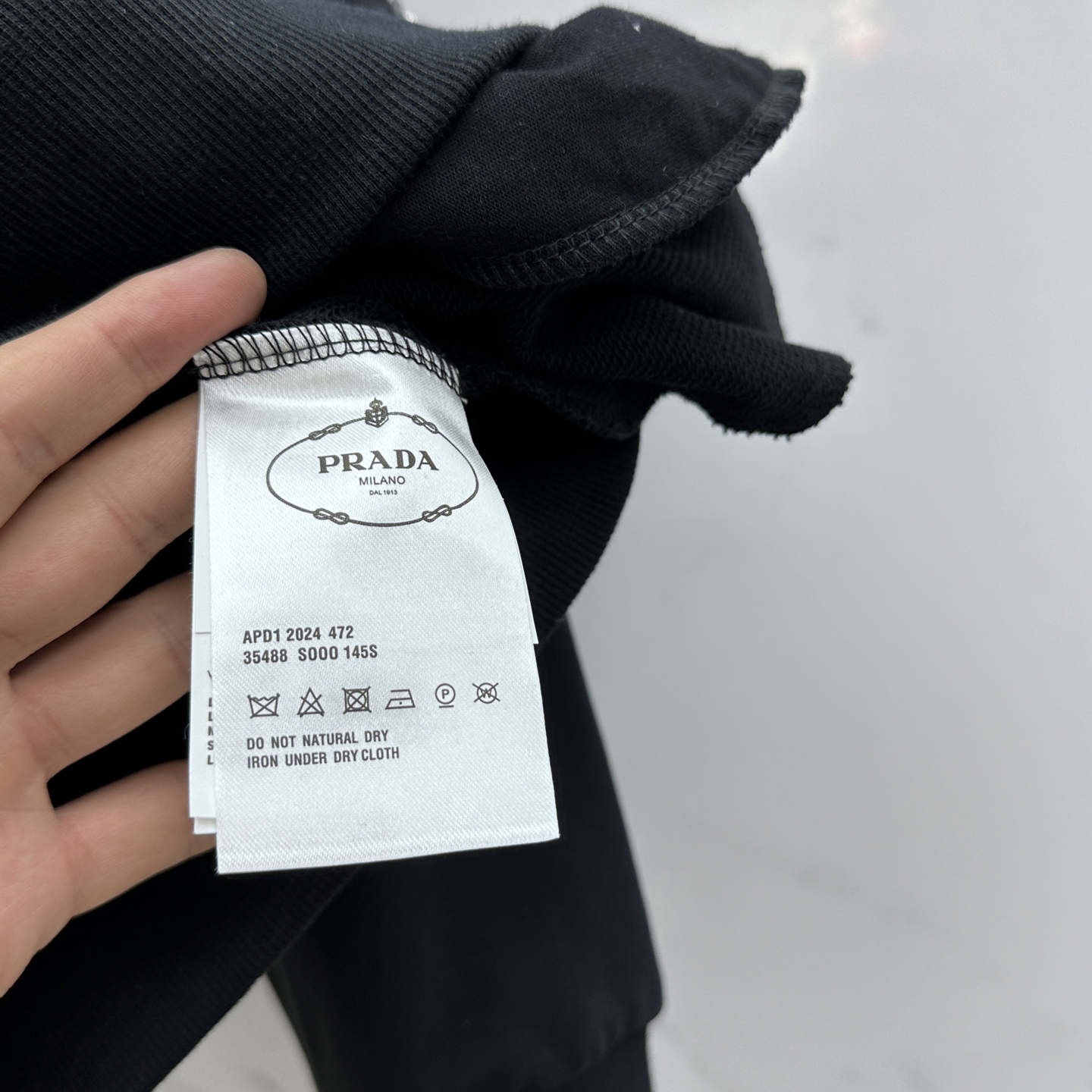 🆕Prad*普拉达 2025ss秋冬新款棉质螺纹棉和再生尼龙连帽运动帽衫.这款主体面料为棉质螺纹棉，在肩