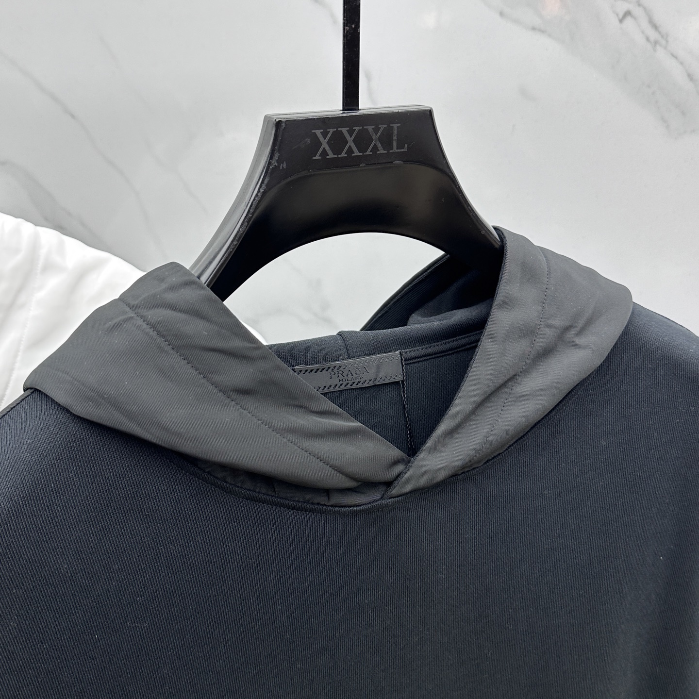 🆕Prad*普拉达 2025ss秋冬新款棉质螺纹棉和再生尼龙连帽运动帽衫.这款主体面料为棉质螺纹棉，在肩