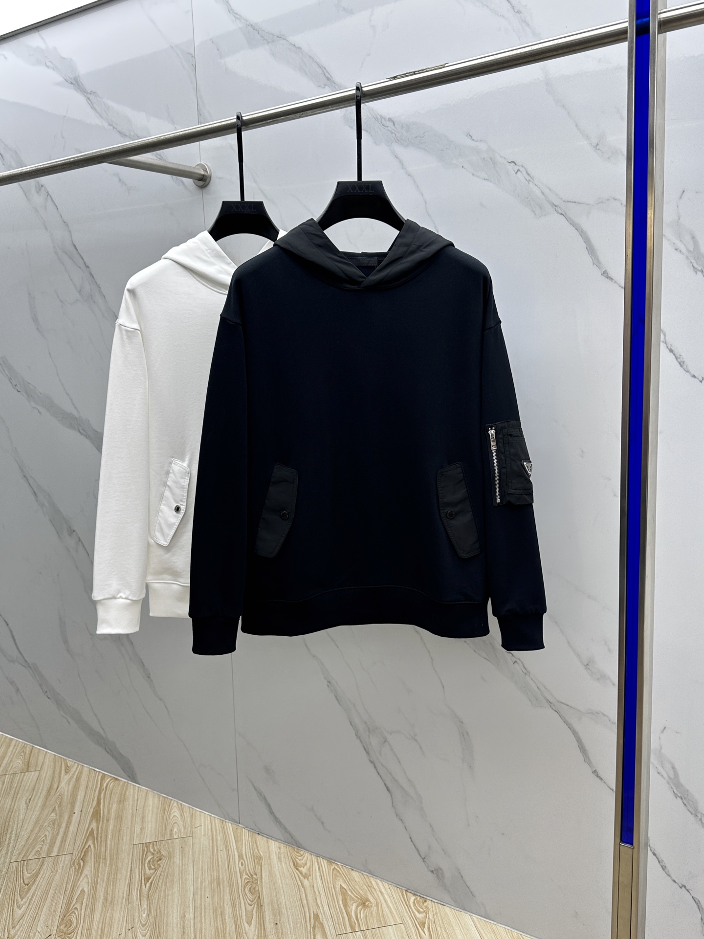 NO:516857,Prad* Prad 2025ss autumn and winter new cotton threaded cotton and recycled nylon hooded sports hood. This main fabric is cotton threaded cotton, and the brand's classic recycled nylon fabric is used in the shoulder, hood and arm bag. The sleeves have functional arm bags, the bag body is cut in three-dimensional, and the main bag mouth is waterproof zipper to ensure the safety of the items. The arm bag and sleeve use seamless splicing technology to reduce friction, strengthen the stitching at the edge of the bag mouth, and enhance durability; an open pocket is also sewn on the main bag, and triangular embellishment is added to enhance recognition. Hei Digital S-XL,,prada,prada,hats,alexander wang19860909Prad*普拉达 2025ss秋冬新款棉质螺纹棉和再生尼龙连帽运动帽衫.这款主体面料为棉质螺纹棉,在肩位,风帽和臂袋使用品牌经典的再生尼龙面料.袖子上带有功能性臂袋,袋体采用立体剪裁,主体袋口使用防水拉链,确保物品安全.臂袋与袖子采用无缝拼接技术,减少摩擦,袋口边缘加固缝线,增强耐用性；主袋上面还缝制了一个开口袋,再加以三角标点缀,提升辨识度hei 数码S-XL,,prada,prada,hats,alexander wang,Men's clothing