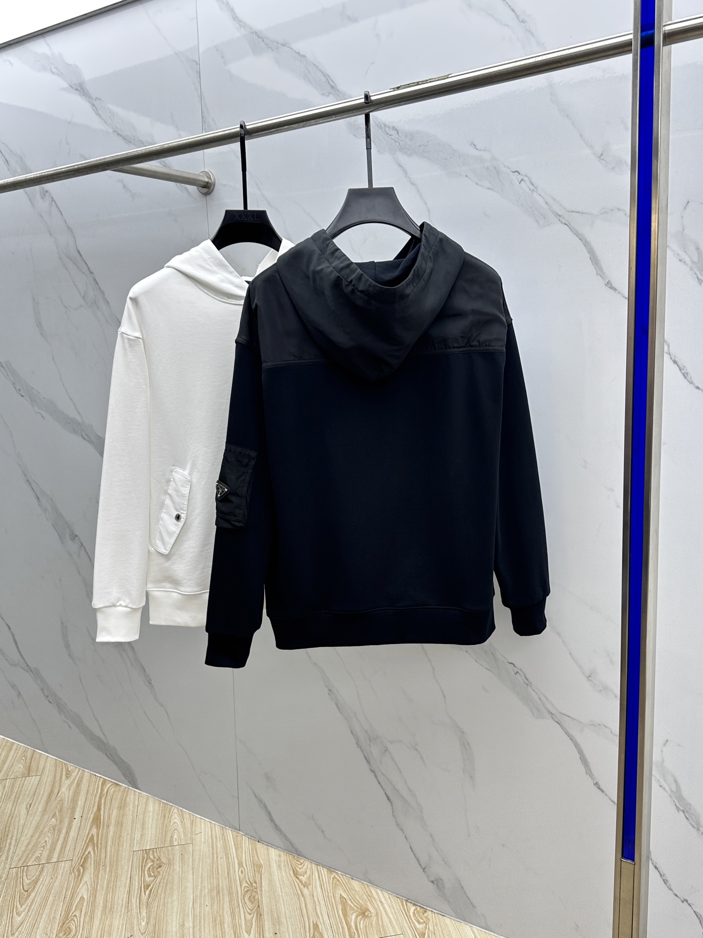 🆕Prad*普拉达 2025ss秋冬新款棉质螺纹棉和再生尼龙连帽运动帽衫.这款主体面料为棉质螺纹棉，在肩