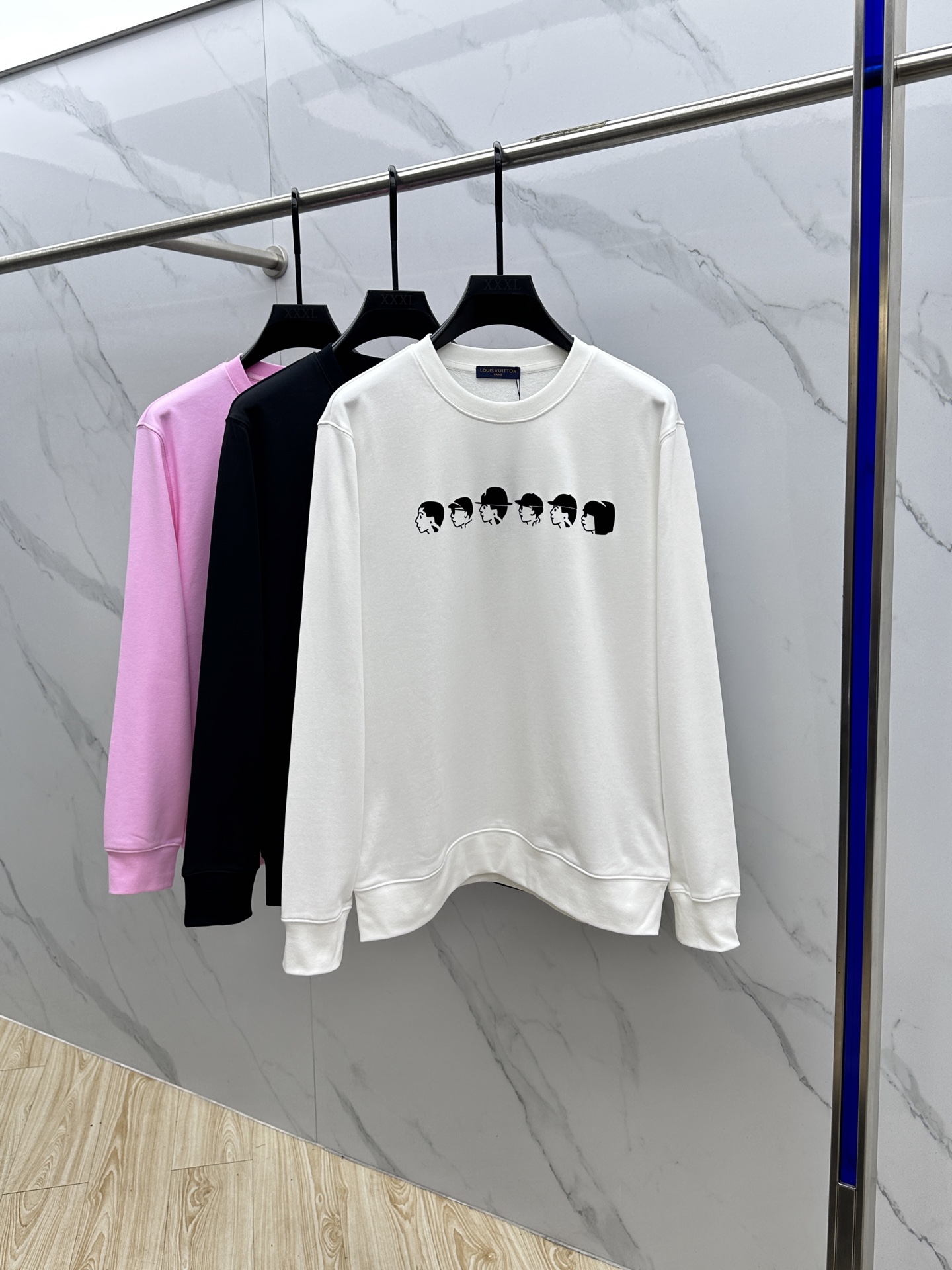 NO:563896,1V*Louis Vuitton 25FW new early autumn round neck sweatshirt, same style for men and women!  Unique and eye-catching, this sweatshirt is top-notch in terms of appearance, comfort, consistent style, and fashionability, including the fabric and cutting process, all of which have been made with great effort!  Three-dimensional printing technology, pure cotton is breathable, comfortable for daily wear, the rib knitting on the neckline is smooth and tight, and the neckline will not be skewed if you toss it at will. The loose version, you will find that it really looks good on the upper body, the overall is minimalist and neat, super versatile for daily wear!  Pair it casually with a pair of pants for a youthful look, a fashionable item that you can never go wrong with!  Size M-XXL,,louis vuitton,hoodie,sweatshirts,alexander wang198609091V*路易威登 25FW早秋新款圆领卫衣,男女同款！独特吸引人的眼球,这一款卫衣品相品质都在线,舒适度,一如既往的版型,时髦度,包括面料、裁剪工艺上,都是下足了功夫！立体印花工艺,纯棉透气,日常穿着穿感舒适,领口的罗纹针织平整紧密,随意折腾都不会领口歪斜,宽松版型,上身你就会发现真的好好看,整体极简利落,超级日常百搭！随随便便搭配一条裤子就是青春的样子,xx绝不会出错的时髦单品！ 码数M-XXL,,louis vuitton,hoodie,sweatshirts,alexander wang,Men's clothing