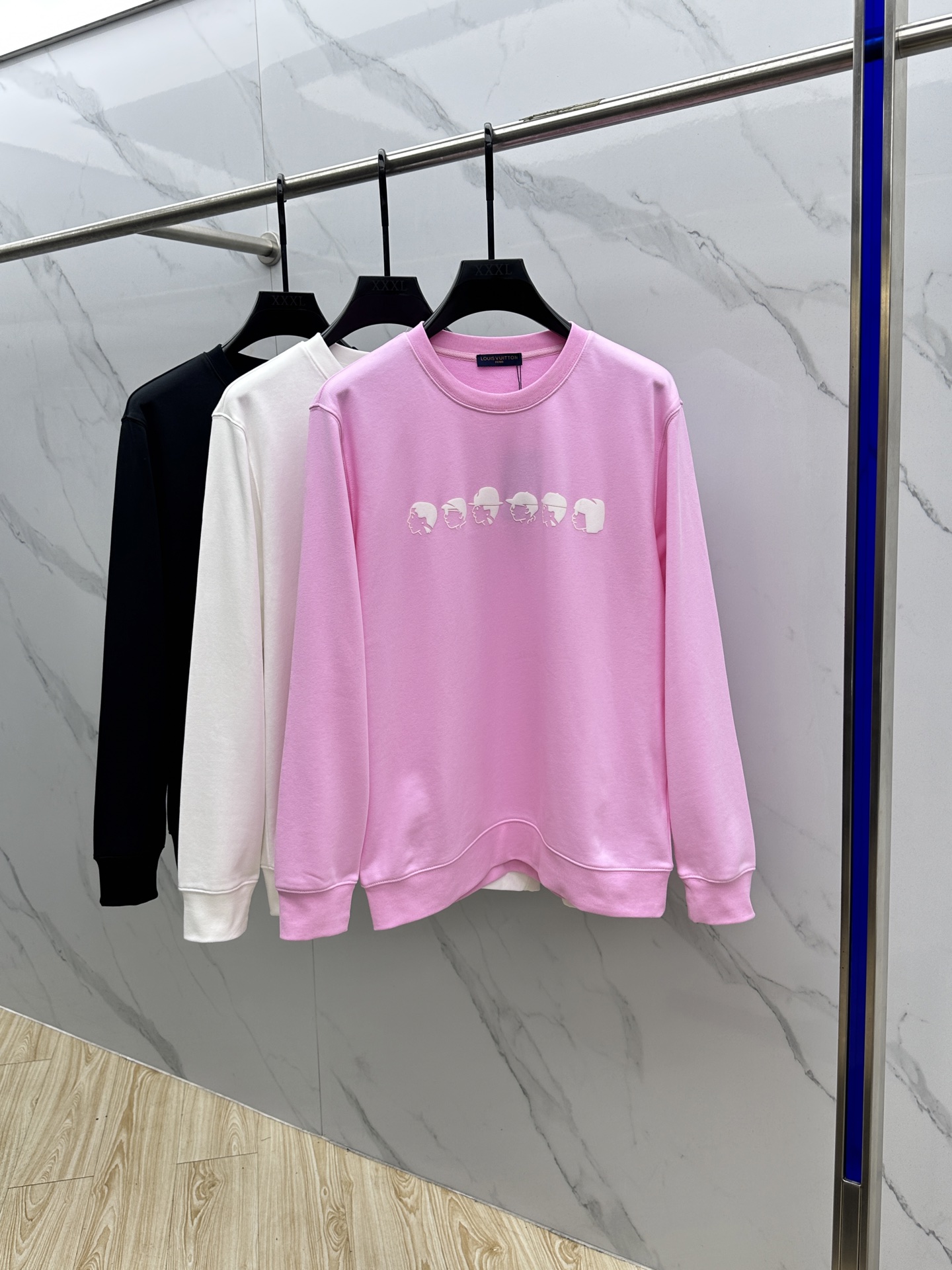 NO:516860,1V* Louis Vuitton 25FW early autumn new round neck sweatshirt, same style for men and women!  Unique and attractive, this sweatshirt has all the quality and quality online, comfortable, and the same style and fashion, including fabrics and cutting techniques!  Three-dimensional printing technology, pure cotton breathable, comfortable to wear during daily wear, rib knit on the neckline is flat and tight, and the neckline will not be crooked even if it is tossed freely. The loose style will make you find that the upper body looks really good. The overall size is minimalist and neat, and it is super versatile everyday!  It’s a fashionable item that you can look youthful, and xx will never make mistakes!  Code number M-XXL, louis vuitton, hoodie, sweatshirts, alexander wang198609091V*路易威登 25FW早秋新款圆领卫衣,男女同款！独特吸引人的眼球,这一款卫衣品相品质都在线,舒适度,一如既往的版型,时髦度,包括面料、裁剪工艺上,都是下足了功夫！立体印花工艺,纯棉透气,日常穿着穿感舒适,领口的罗纹针织平整紧密,随意折腾都不会领口歪斜,宽松版型,上身你就会发现真的好好看,整体极简利落,超级日常百搭！随随便便搭配一条裤子就是青春的样子,xx绝不会出错的时髦单品！ 码数M-XXL,,louis vuitton,hoodie,sweatshirts,alexander wang,Men's clothing