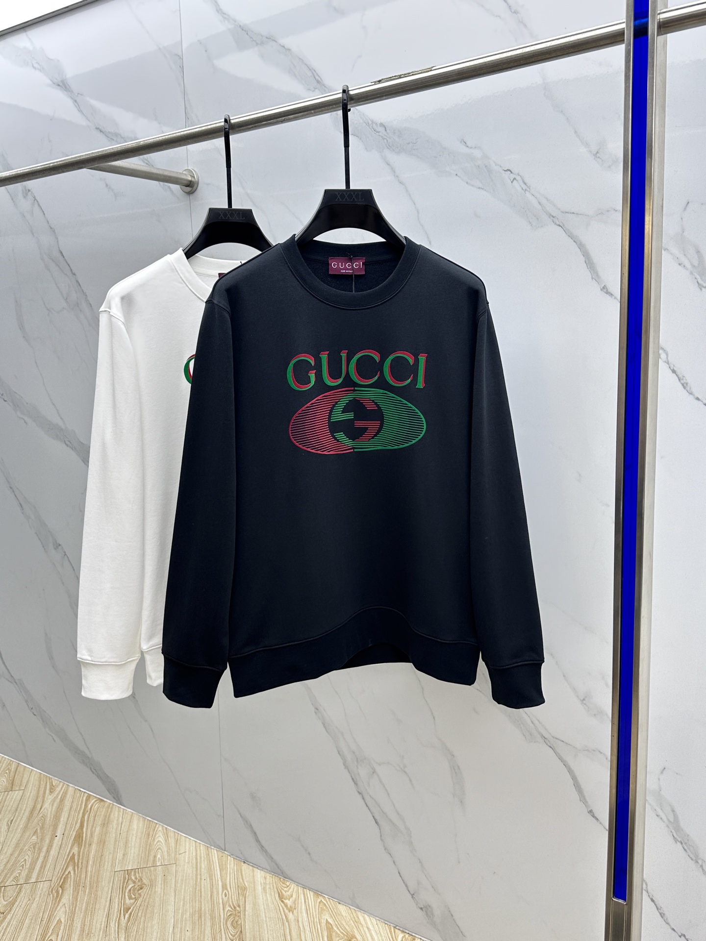 NO:516858,Gucci* Gucci 25FW early autumn new round neck sweatshirt, same style for men and women!  Unique and attractive, this sweatshirt has all the quality and quality, comfort, the same style and fashion, including fabric and cutting technology!  Three-dimensional printing technology, pure cotton breathable, comfortable to wear during daily wear, rib knit on the neckline is flat and tight, and the neckline will not be crooked even if it is tossed freely. The loose style will make you find that the upper body looks really good. The overall size is minimalist and neat, and it is super versatile everyday!  It’s a fashionable item that you can look youthful, and xx will never make mistakes!  Code number M-XXL, gucci, gucci, hoodie, sweatshirts, alexander wang19860909Gucci*古驰 25FW早秋新款圆领卫衣,男女同款！独特吸引人的眼球,这一款卫衣品相品质都在线,舒适度,一如既往的版型,时髦度,包括面料、裁剪工艺上,都是下足了功夫！立体印花工艺,纯棉透气,日常穿着穿感舒适,领口的罗纹针织平整紧密,随意折腾都不会领口歪斜,宽松版型,上身你就会发现真的好好看,整体极简利落,超级日常百搭！随随便便搭配一条裤子就是青春的样子,xx绝不会出错的时髦单品！ 码数M-XXL,,gucci,gucci,hoodie,sweatshirts,alexander wang,Men's clothing