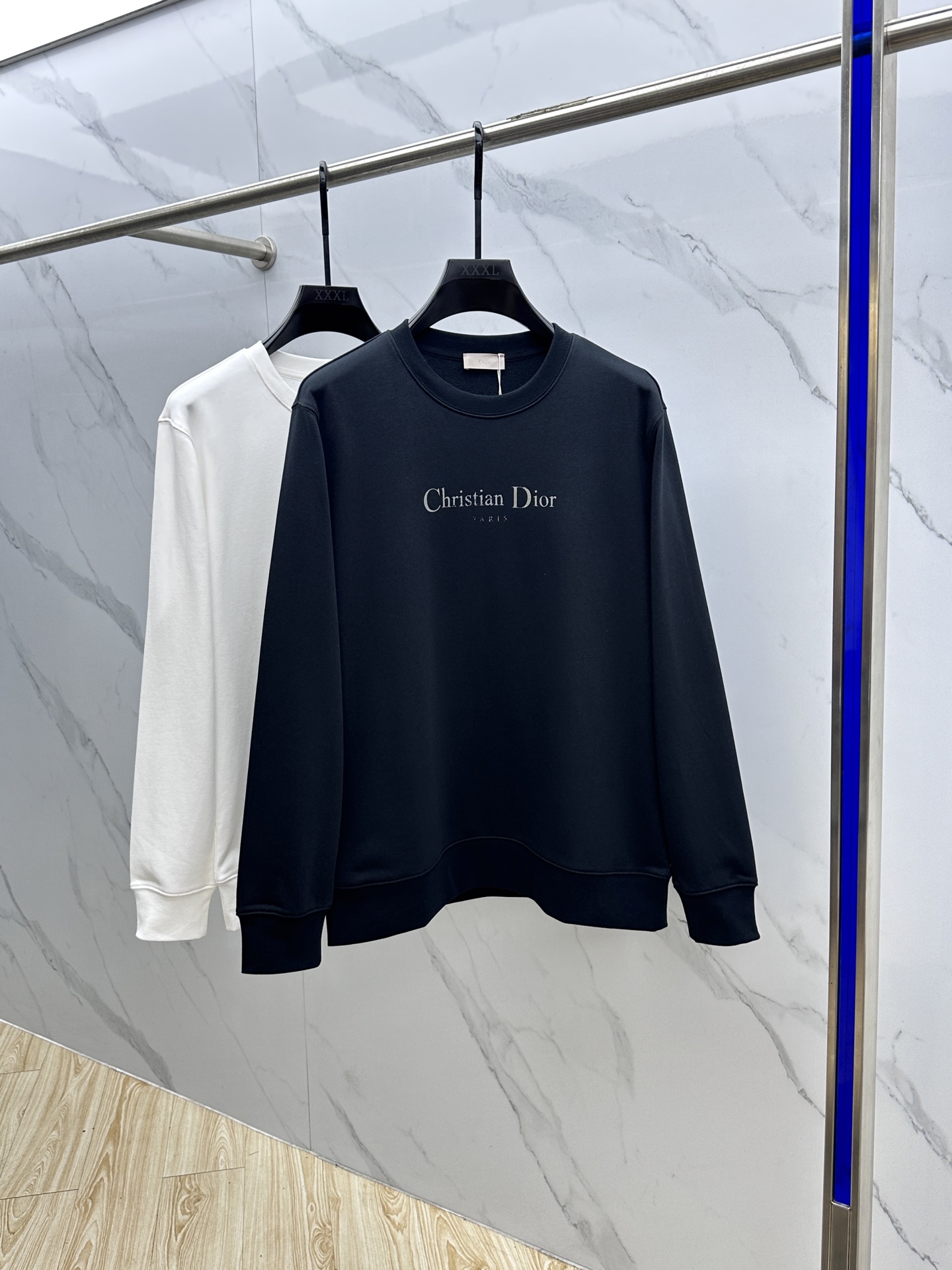 NO:516862,Dior*Dior 25FW early autumn new round neck sweatshirt, same style for men and women!  Unique and attractive, this sweatshirt has all the quality and quality, comfort, the same style and fashion, including fabric and cutting technology!  Three-dimensional printing technology, pure cotton breathable, comfortable to wear during daily wear, rib knit on the neckline is flat and tight, and the neckline will not be crooked even if it is tossed freely. The loose style will make you find that the upper body looks really good. The overall size is minimalist and neat, and it is super versatile everyday!  It’s a fashionable item that you can look youthful, and xx will never make mistakes!  Code number M-XXL, dior, dior, hoodie, sweatshirts, alexander wang19860909Dior*迪奥 25FW早秋新款圆领卫衣,男女同款！独特吸引人的眼球,这一款卫衣品相品质都在线,舒适度,一如既往的版型,时髦度,包括面料、裁剪工艺上,都是下足了功夫！立体印花工艺,纯棉透气,日常穿着穿感舒适,领口的罗纹针织平整紧密,随意折腾都不会领口歪斜,宽松版型,上身你就会发现真的好好看,整体极简利落,超级日常百搭！随随便便搭配一条裤子就是青春的样子,xx绝不会出错的时髦单品！ 码数M-XXL,,dior,dior,hoodie,sweatshirts,alexander wang,Men's clothing