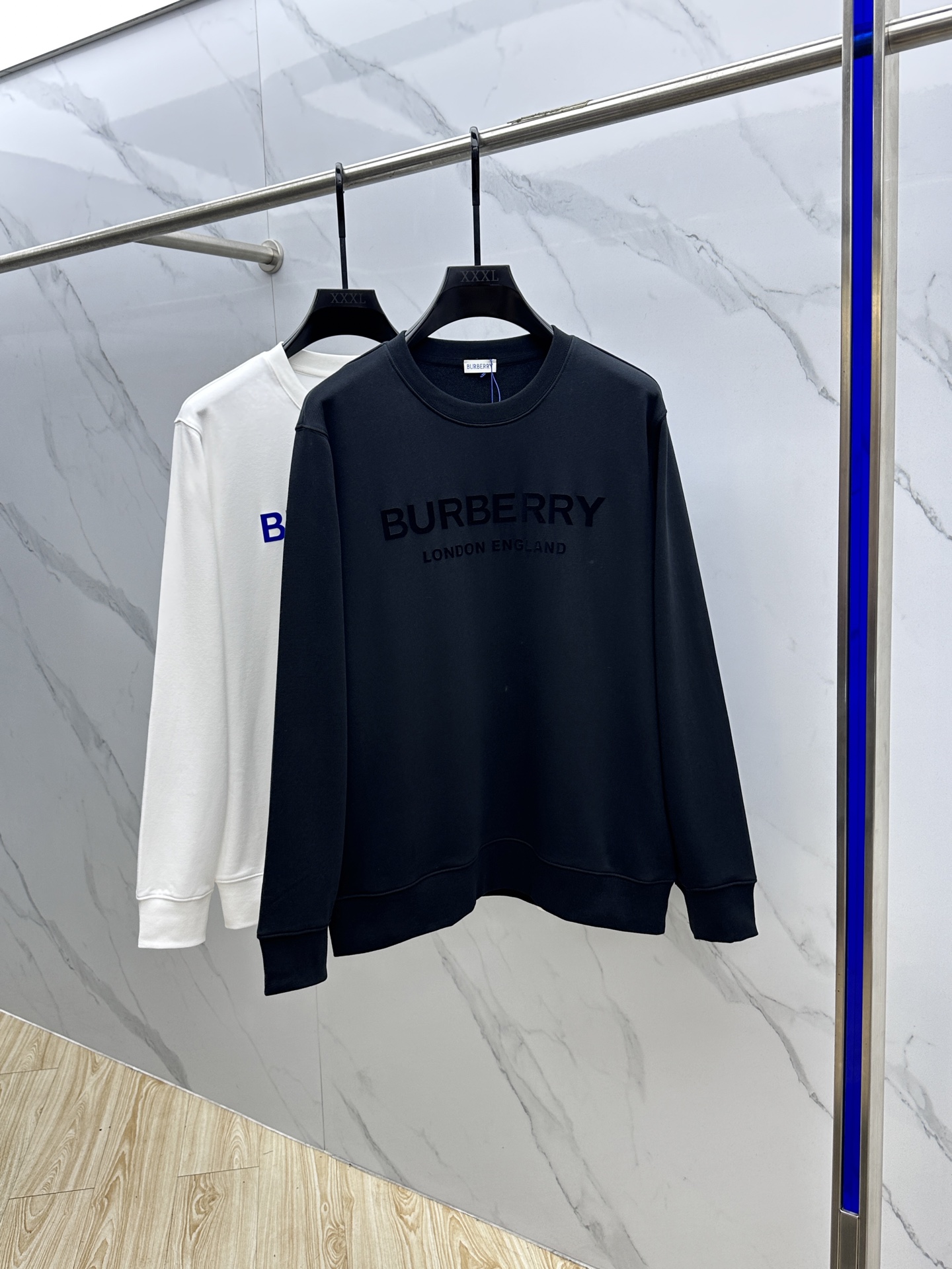 NO:515329,Burberry 25FW early autumn new round neck sweatshirt, same style for men and women!  Unique and attractive, this sweatshirt has all the quality and quality, comfort, the same style and fashion, including fabric and cutting technology!  Three-dimensional printing technology, pure cotton breathable, comfortable to wear during daily wear, rib knit on the neckline is flat and tight, and the neckline will not be crooked even if it is tossed freely. The loose style will make you find that the upper body looks really good. The overall size is minimalist and neat, and it is super versatile everyday!  It’s a fashionable item that you can look youthful, and xx will never make mistakes!  Code number M-XXL, burberry, burberry, hoodie, sweatshirts, alexander wang19860909Burberry巴宝莉 25FW早秋新款圆领卫衣,男女同款！独特吸引人的眼球,这一款卫衣品相品质都在线,舒适度,一如既往的版型,时髦度,包括面料、裁剪工艺上,都是下足了功夫！立体印花工艺,纯棉透气,日常穿着穿感舒适,领口的罗纹针织平整紧密,随意折腾都不会领口歪斜,宽松版型,上身你就会发现真的好好看,整体极简利落,超级日常百搭！随随便便搭配一条裤子就是青春的样子,xx绝不会出错的时髦单品！ 码数M-XXL,,burberry,burberry,hoodie,sweatshirts,alexander wang,Men's clothing