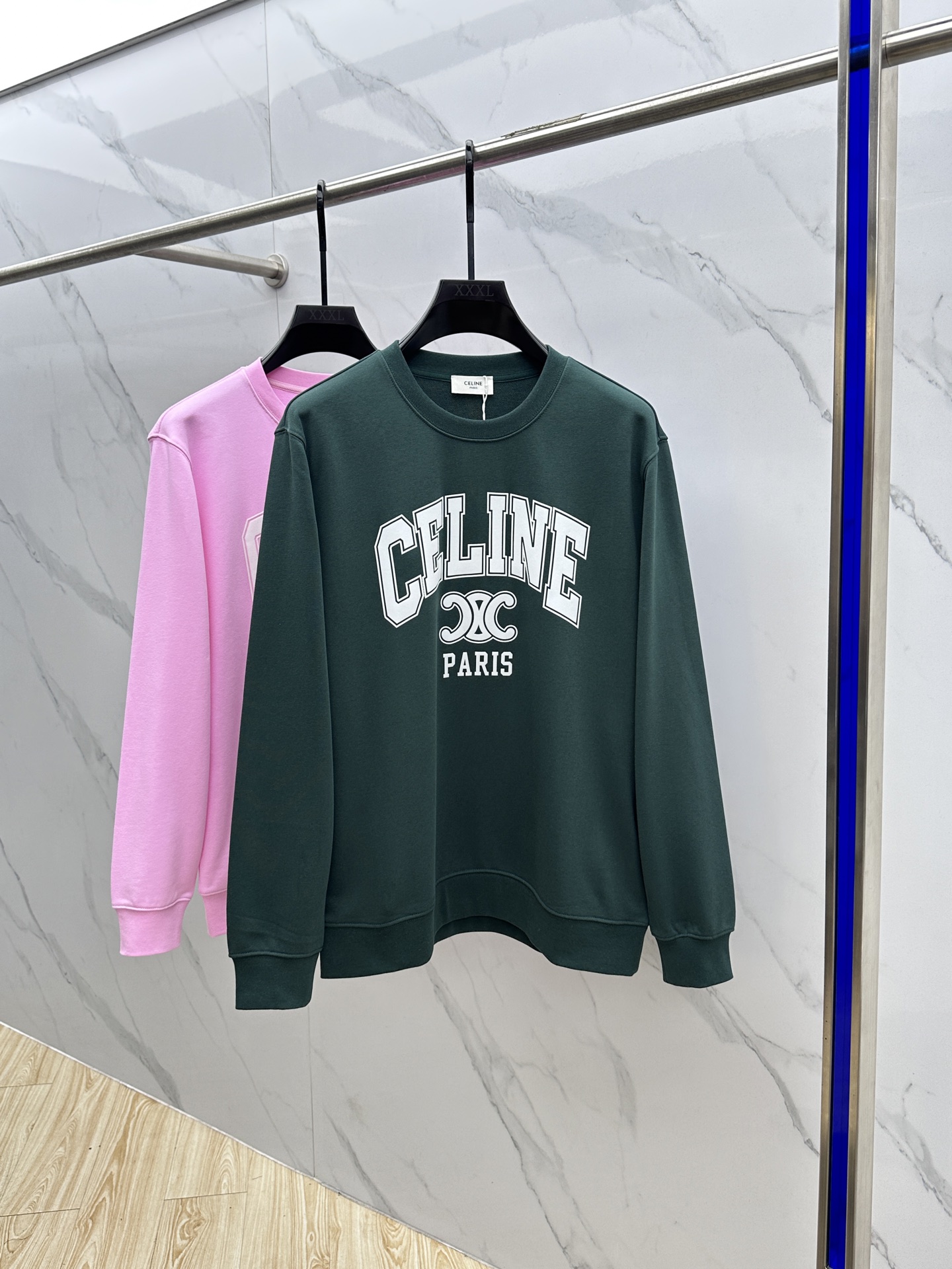 NO:515331,Celine 25FW early autumn new round neck sweatshirt, same style for men and women!  Unique and attractive, this sweatshirt has all the quality and quality, comfort, the same style and fashion, including fabric and cutting technology!  Three-dimensional printing technology, pure cotton breathable, comfortable to wear during daily wear, rib knit on the neckline is flat and tight, and the neckline will not be crooked even if it is tossed freely. The loose style will make you find that the upper body looks really good. The overall size is minimalist and neat, and it is super versatile everyday!  It’s a fashionable item that you can look youthful, and xx will never make mistakes!  Code number M-XXL, celine, hoodie, sweatshirts, alexander wang19860909Celine塞林 25FW早秋新款圆领卫衣,男女同款！独特吸引人的眼球,这一款卫衣品相品质都在线,舒适度,一如既往的版型,时髦度,包括面料、裁剪工艺上,都是下足了功夫！立体印花工艺,纯棉透气,日常穿着穿感舒适,领口的罗纹针织平整紧密,随意折腾都不会领口歪斜,宽松版型,上身你就会发现真的好好看,整体极简利落,超级日常百搭！随随便便搭配一条裤子就是青春的样子,xx绝不会出错的时髦单品！ 码数M-XXL,,celine,hoodie,sweatshirts,alexander wang,Men's clothing