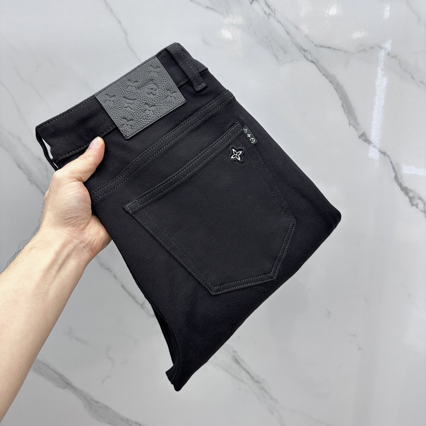 NO:515343,1V* Louis Vuitton, high-end customization, the latest jeans in early autumn 2025, are released simultaneously on the counter, original custom reproduction, customer-supplied hardware and accessories, original quality, imported solid-color denim elastic fabric, heavy industry washing, fine workmanship and excellent upper body!  Selected single products, complete three standards, original AD single product, number 28-38 without 37,,louis vuitton,jeans,alexander wang198609091V*路易威登 高端定制、2025早秋最新款牛仔裤 柜台同步发售 原版定制复刻 客供五金辅料 原单品质 进口固色牛仔弹力面料 重工洗水 做工走线精细 上身绝佳！优选单品 三标齐全 AD原单出品 码数28-38无37,,louis vuitton,jeans,alexander wang,Men's clothing