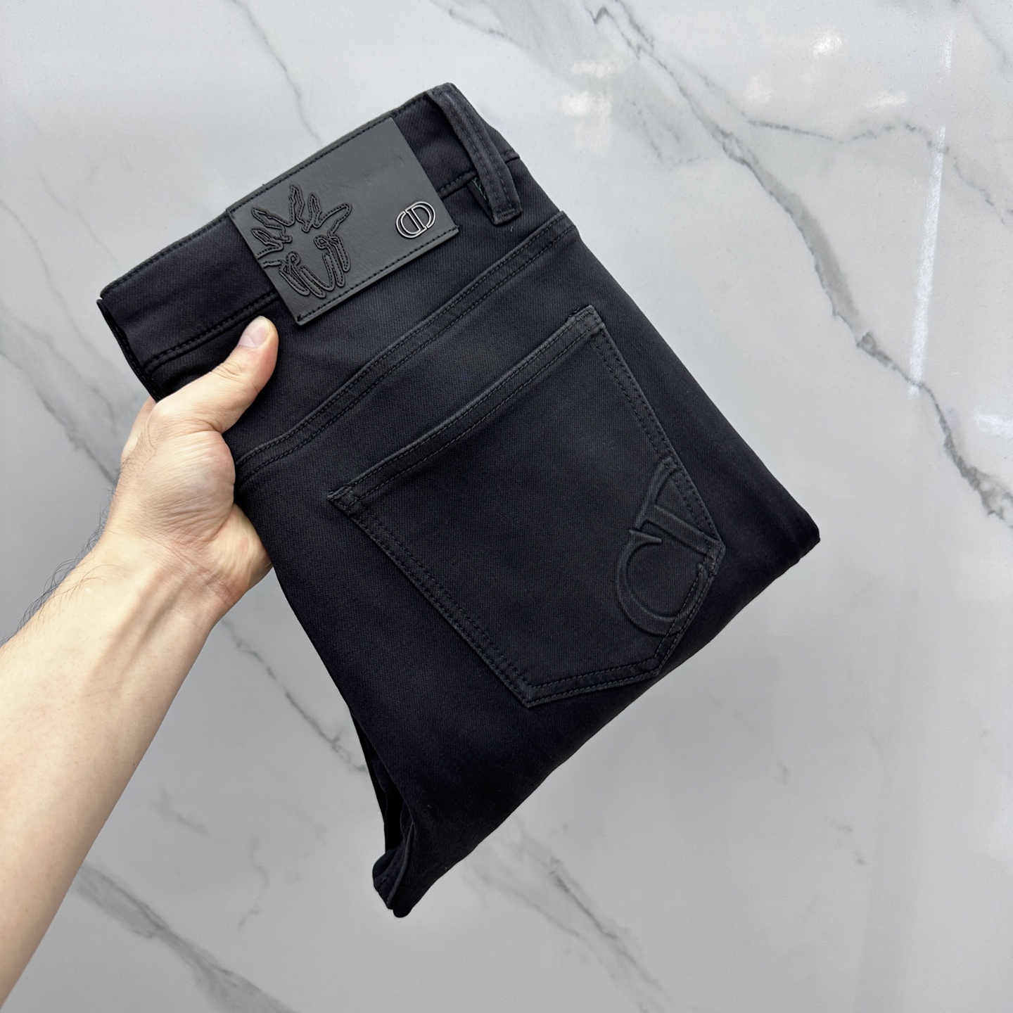 NO:515348,Dior*Dior High-end customization, the latest jeans in early autumn 2025 are released simultaneously on the counter. Original custom reproduction. Customer-supplied hardware and accessories. Original quality. Imported fixed-color denim elastic fabric. Heavy industry washing. Fine workmanship and excellent upper body!  Selected single products, complete three standards, original AD single product, number 28-38 without 37,,dior,dior,jeans,alexander wang19860909Dior*迪奥 高端定制、2025早秋最新款牛仔裤 柜台同步发售 原版定制复刻 客供五金辅料 原单品质 进口固色牛仔弹力面料 重工洗水 做工走线精细 上身绝佳！优选单品 三标齐全 AD原单出品 码数28-38无37,,dior,dior,jeans,alexander wang,Men's clothing