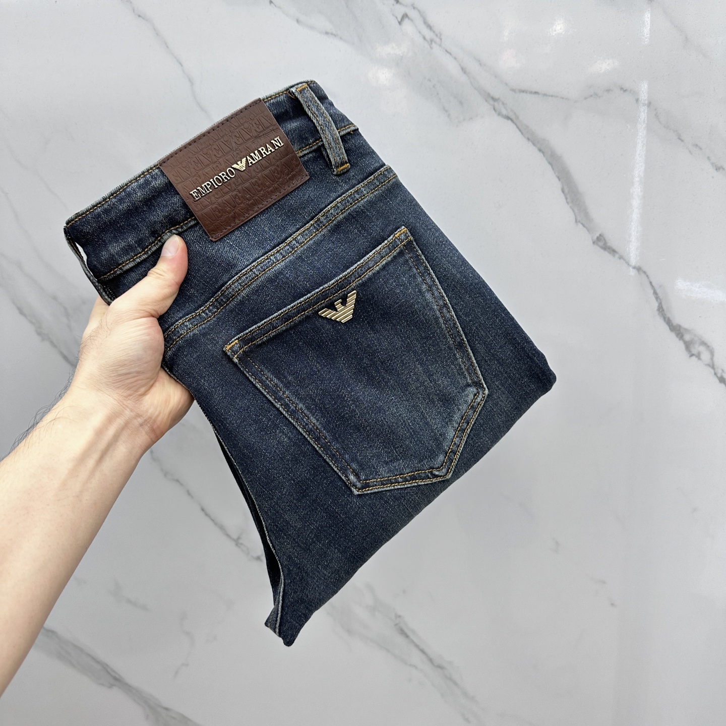 NO:515346,Amani high-end customization, the latest jeans in early autumn 2025 are released simultaneously on the counter. Original custom reproduction. Customer-supplied hardware and accessories. Original quality. Imported fixed-color denim elastic fabric. Heavy industry washing. Fine workmanship and excellent upper body!  Selected single products, complete three standards, original AD single product, number 28-38 without 37,,armani,jeans,alexander wang19860909Amani阿玛尼 高端定制、2025早秋最新款牛仔裤 柜台同步发售 原版定制复刻 客供五金辅料 原单品质 进口固色牛仔弹力面料 重工洗水 做工走线精细 上身绝佳！优选单品 三标齐全 AD原单出品 码数28-38无37,,armani,jeans,alexander wang,Men's clothing