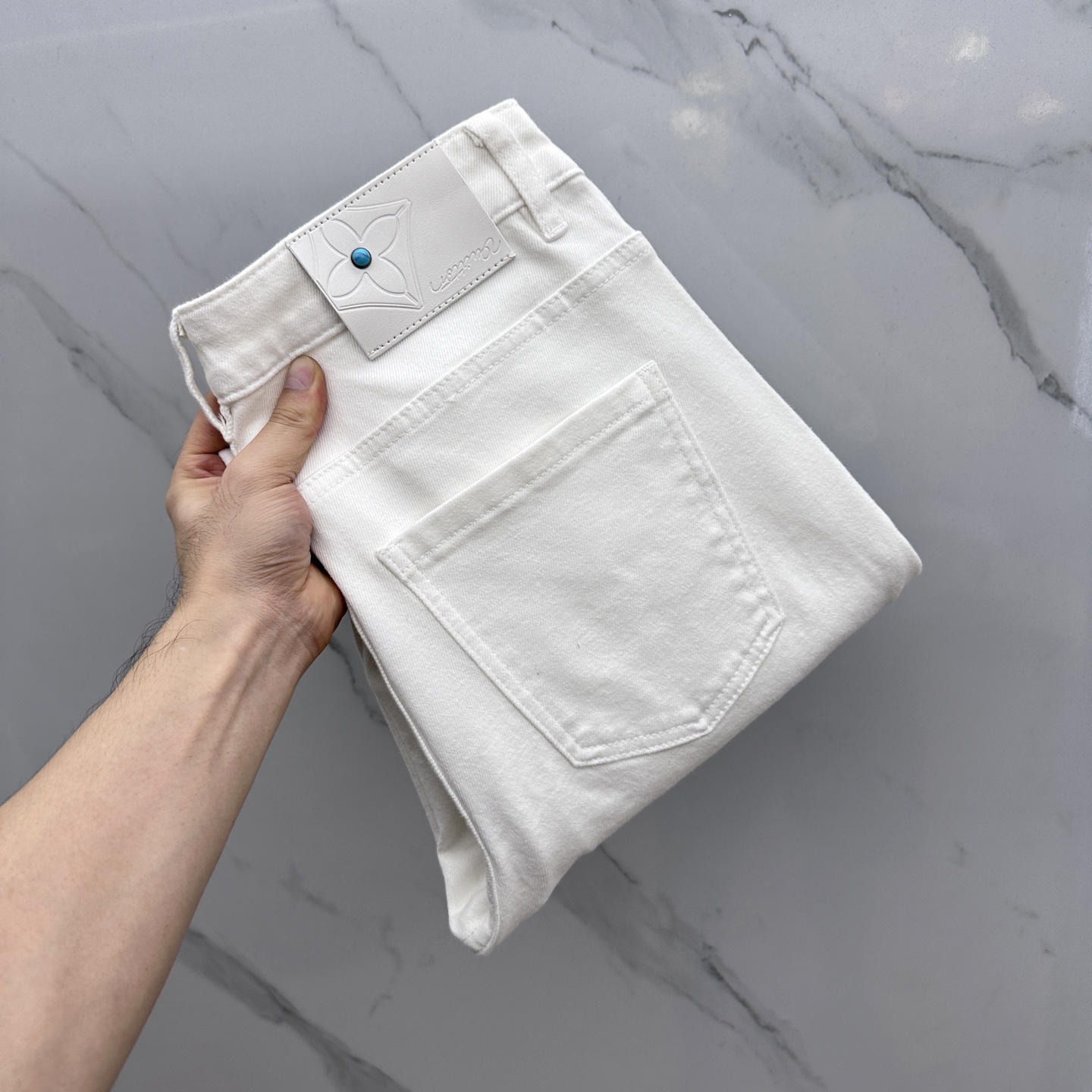 NO:515350,1V* Louis Vuitton, high-end customization, the latest jeans in early autumn 2025, are released simultaneously on the counter, original custom reproduction, customer-supplied hardware and accessories, original quality, imported solid-color denim elastic fabric, heavy industry washing, fine workmanship and excellent upper body!  Selected single products, complete three standards, original AD single product, number 29-38 without 37,,louis vuitton,jeans,alexander wang198609091V*路易威登 高端定制、2025早秋最新款牛仔裤 柜台同步发售 原版定制复刻 客供五金辅料 原单品质 进口固色牛仔弹力面料 重工洗水 做工走线精细 上身绝佳！优选单品 三标齐全 AD原单出品 码数29-38无37,,louis vuitton,jeans,alexander wang,Men's clothing